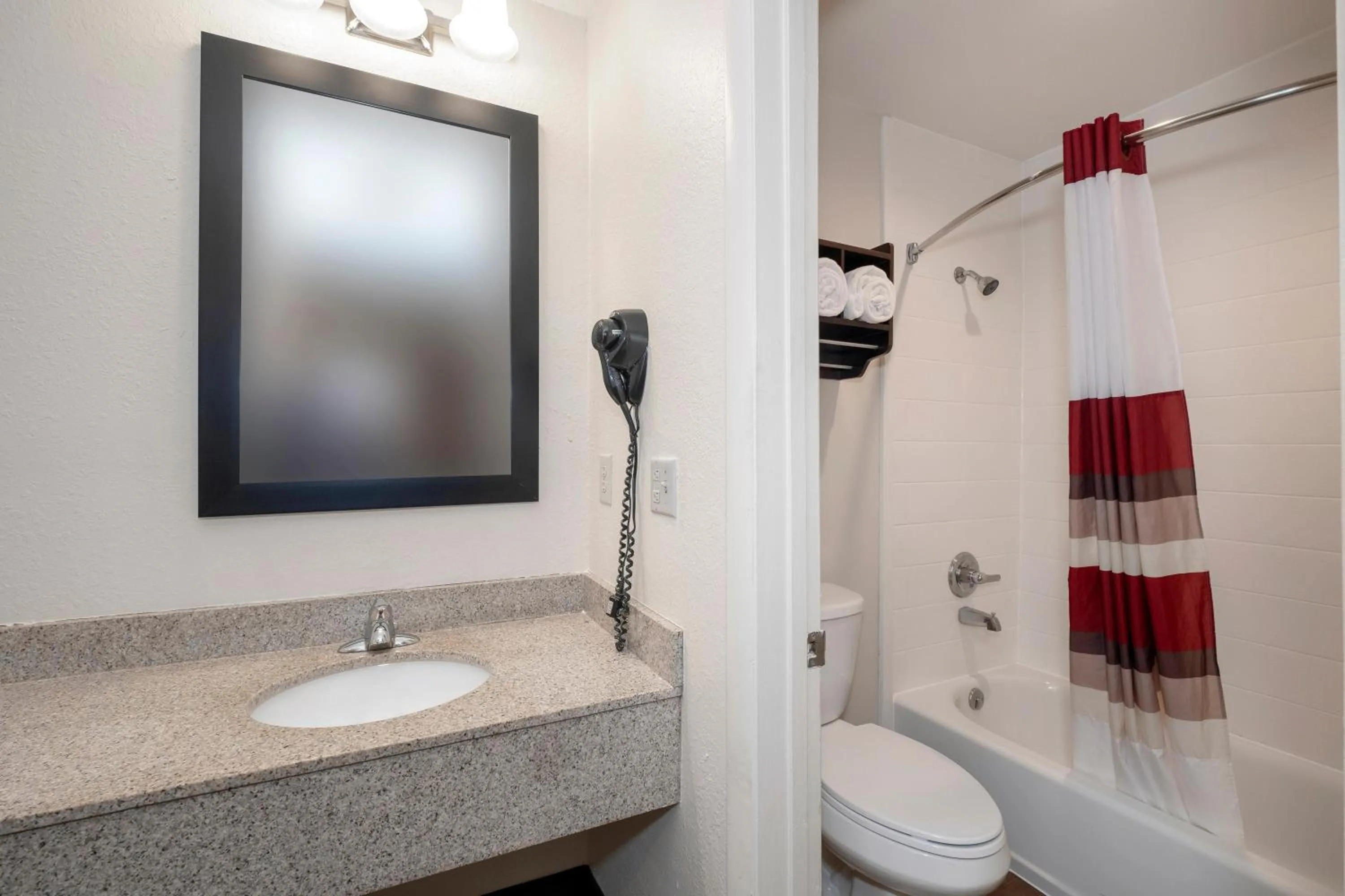 Bathroom in Red Roof Inn Indianapolis - Greenwood