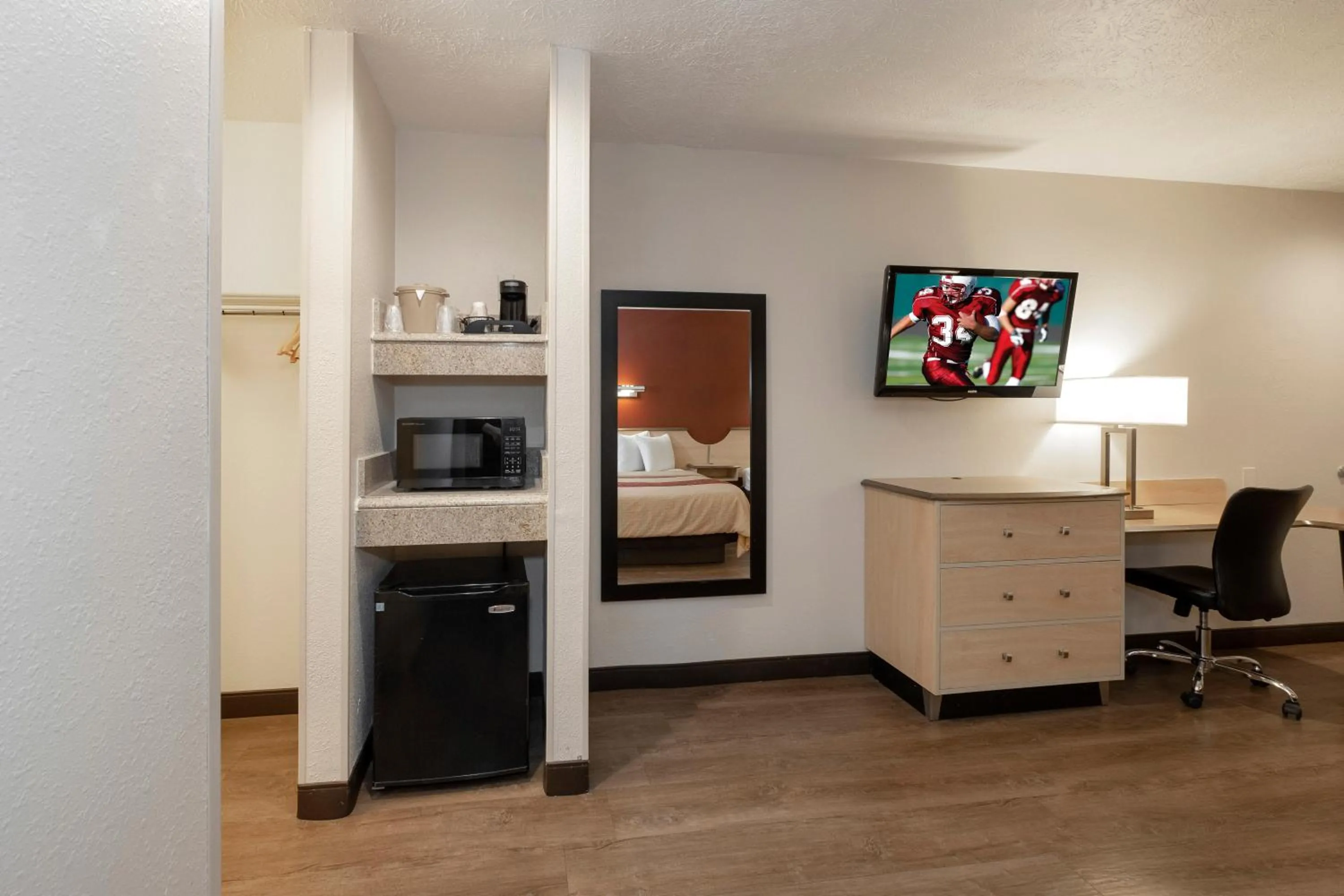 Photo of the whole room in Red Roof Inn Indianapolis - Greenwood