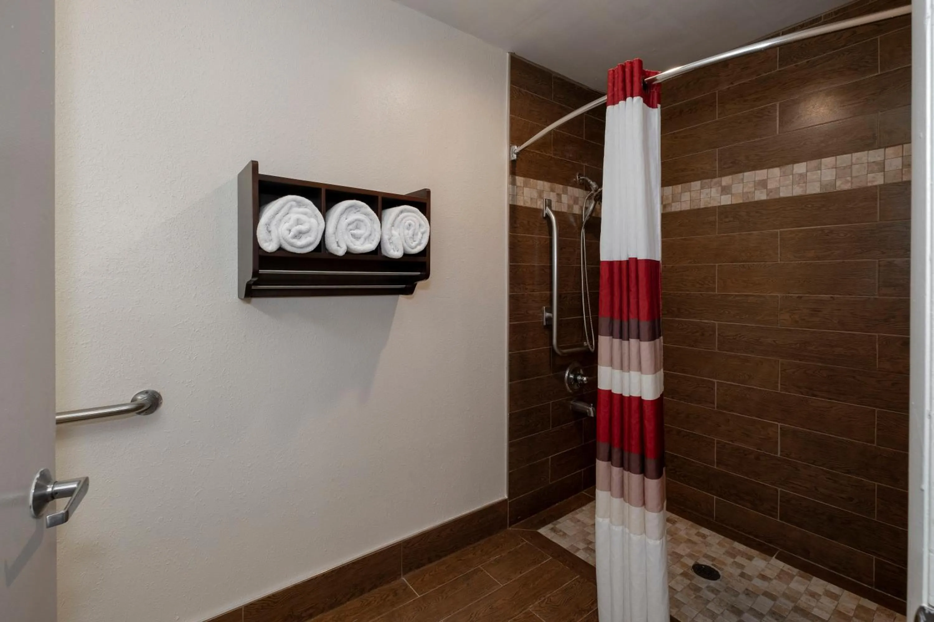 Bathroom in Red Roof Inn Indianapolis - Greenwood