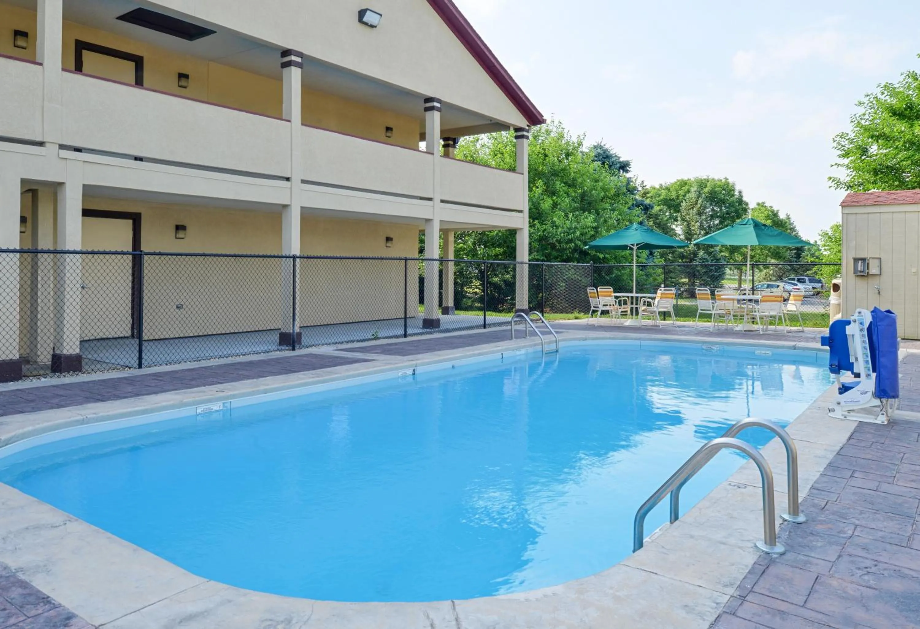 Swimming pool in Red Roof Inn Indianapolis - Greenwood