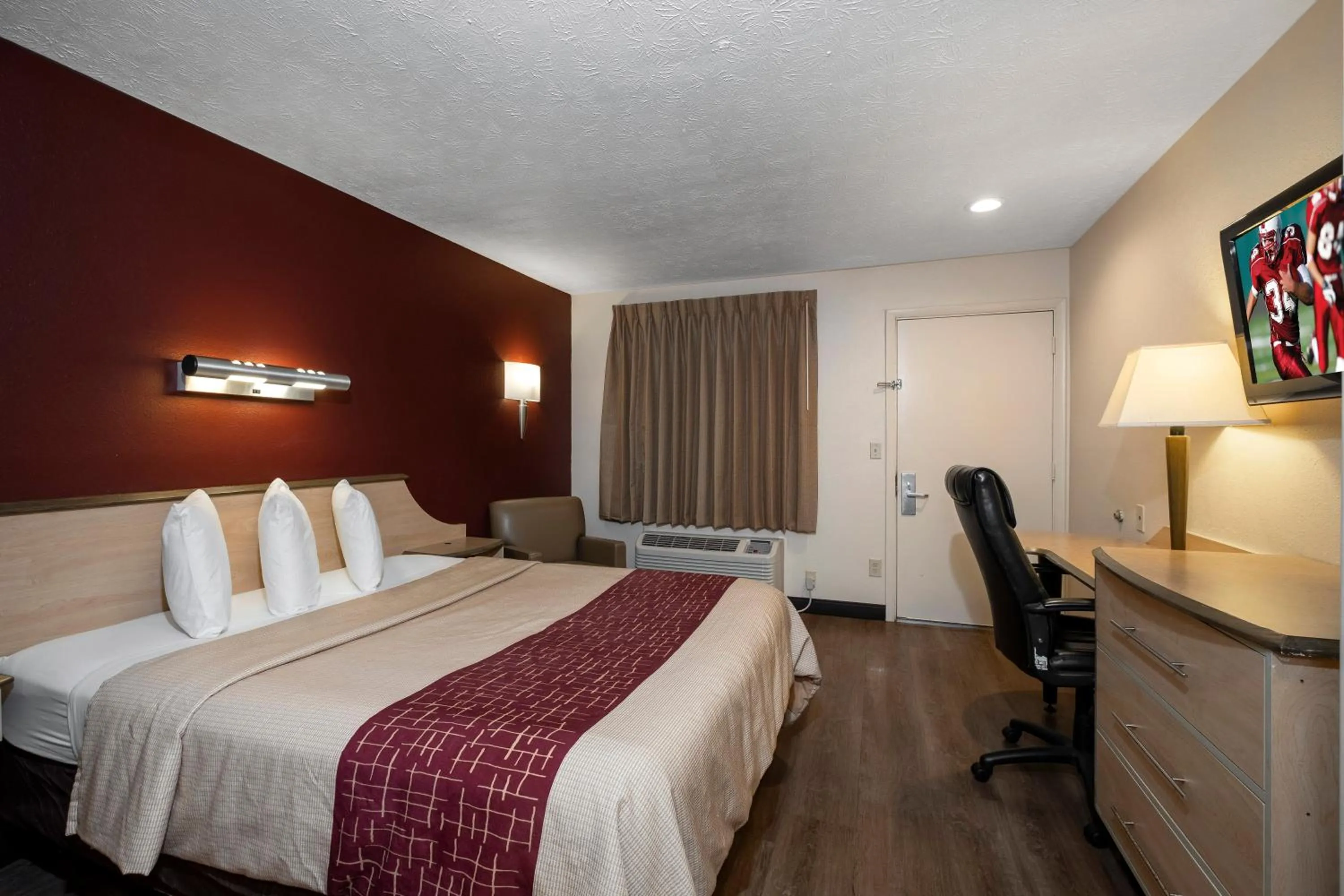 Photo of the whole room, Bed in Red Roof Inn Indianapolis - Greenwood