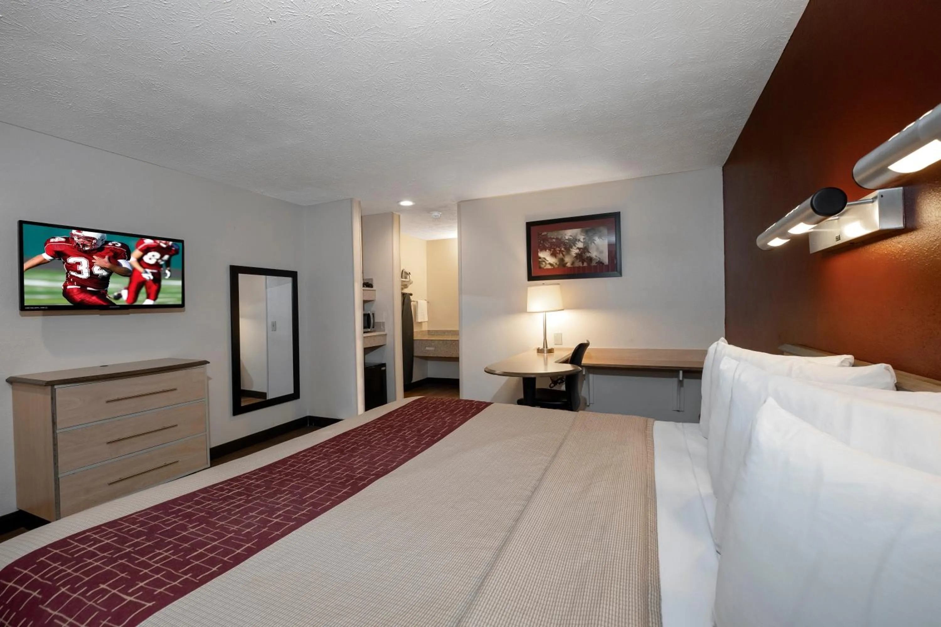 Bedroom, Bed in Red Roof Inn Indianapolis - Greenwood