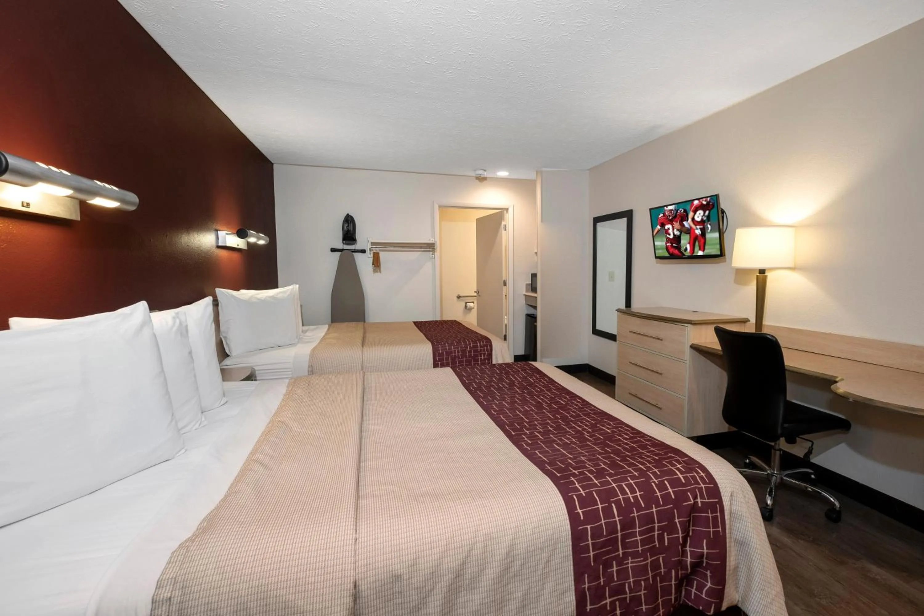 Photo of the whole room, Bed in Red Roof Inn Indianapolis - Greenwood