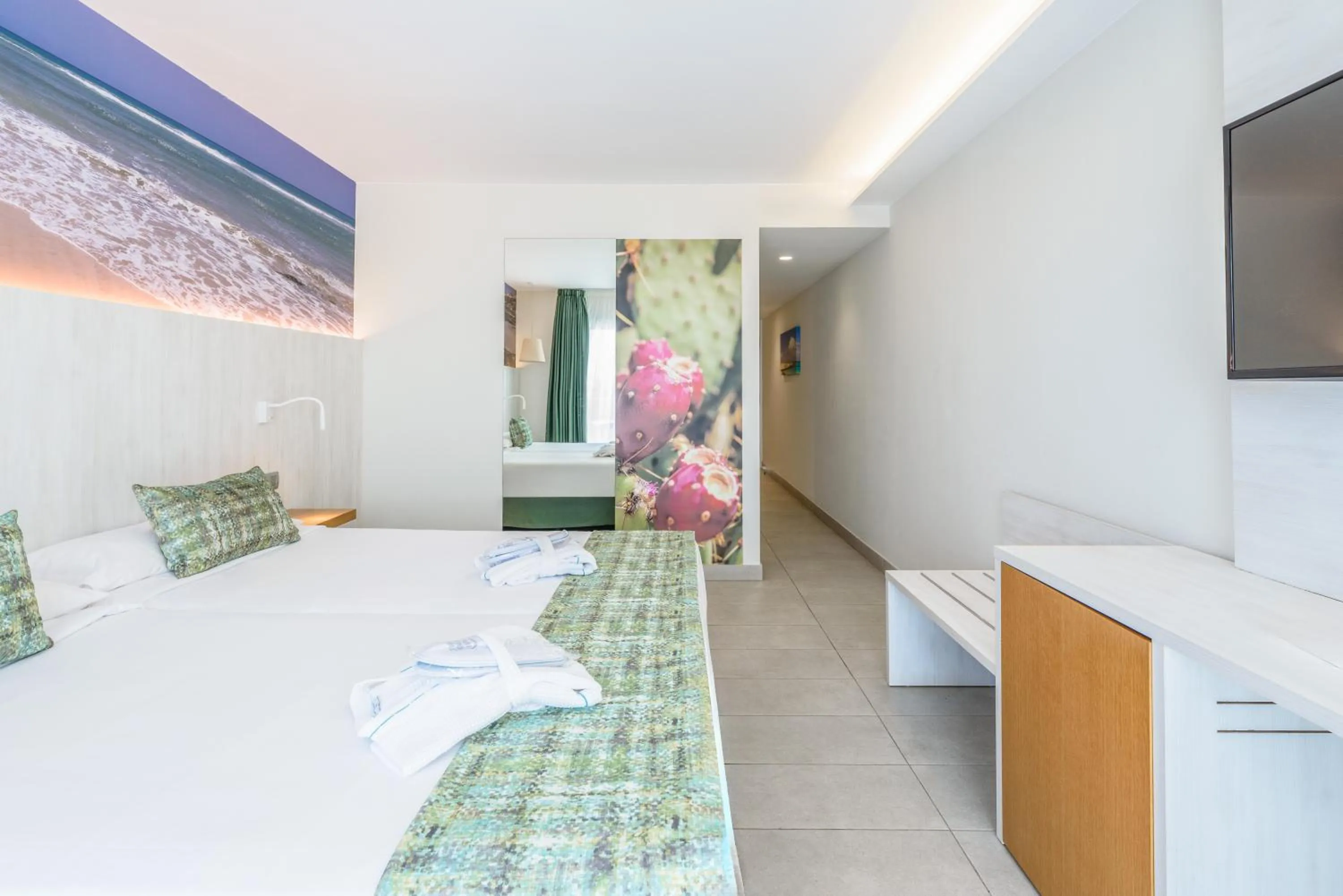 Photo of the whole room, Bed in FERGUS Cactus Garden