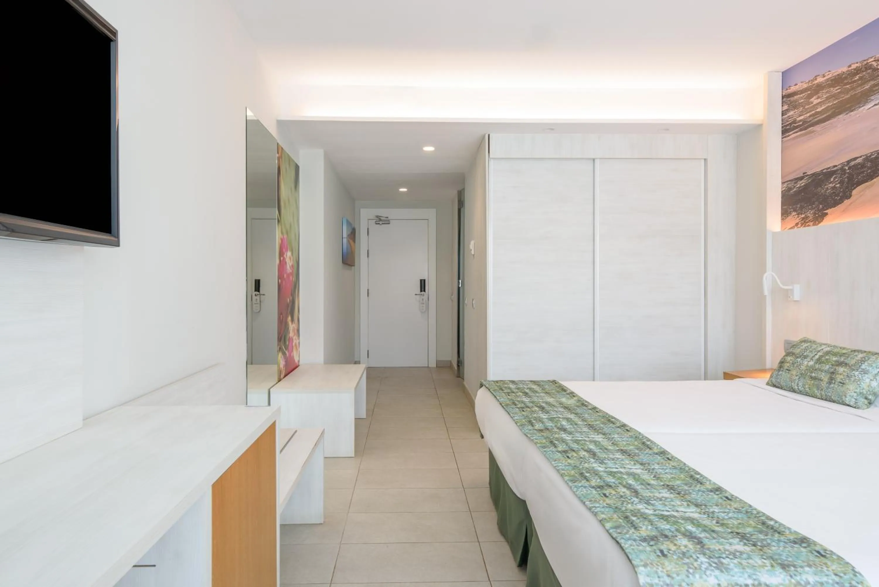 Photo of the whole room, Bed in FERGUS Cactus Garden