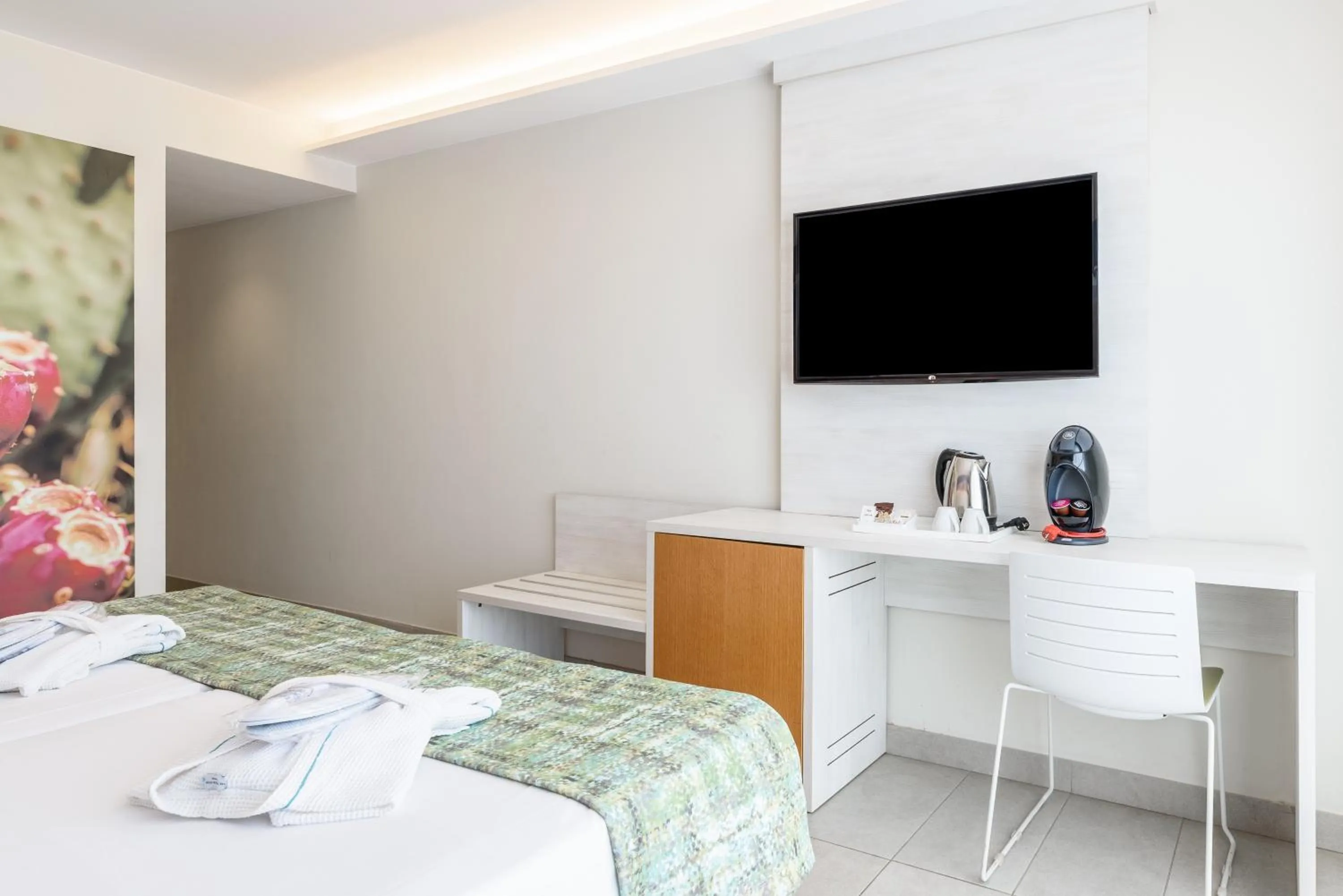 Photo of the whole room, Bed in FERGUS Cactus Garden