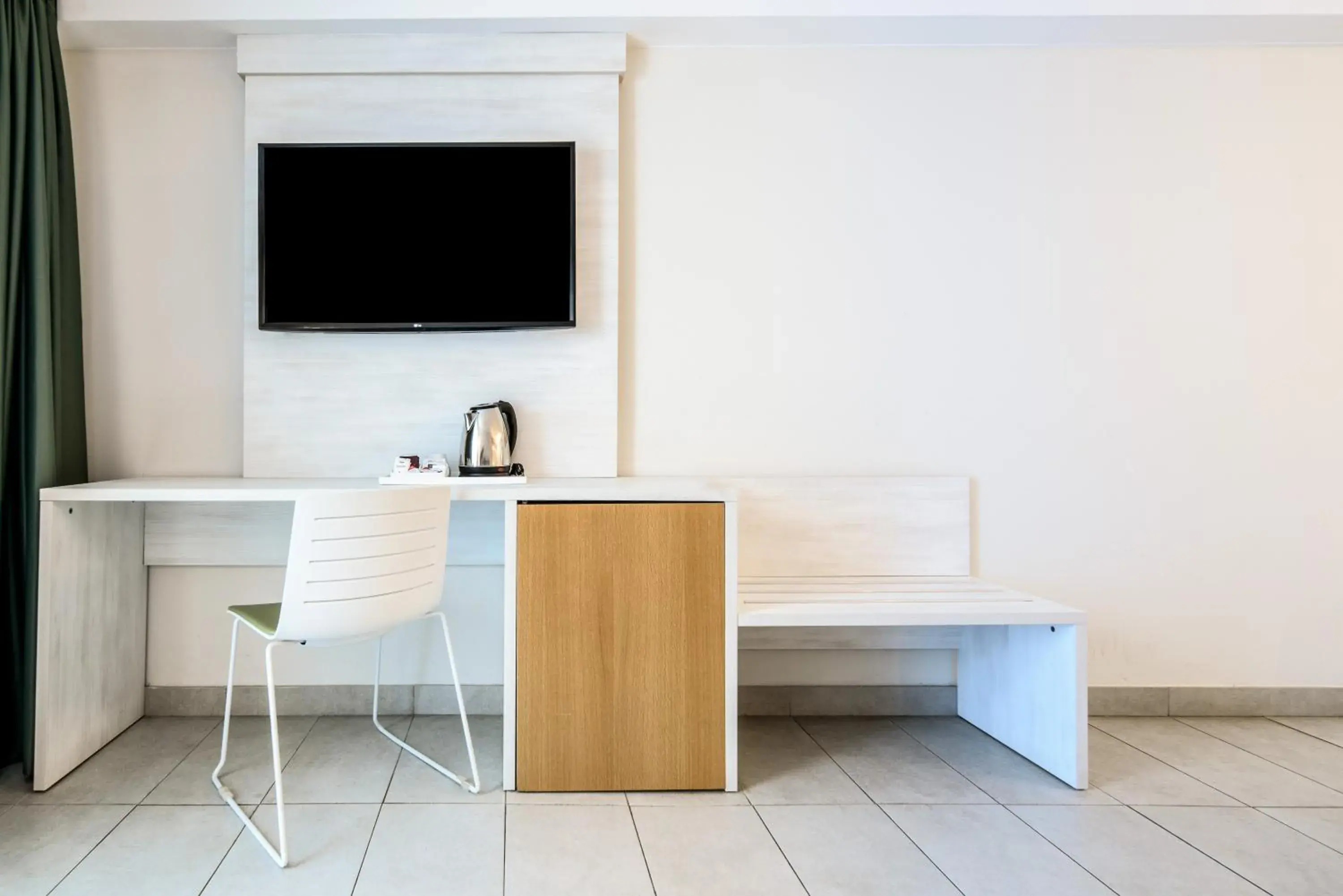 Photo of the whole room in FERGUS Cactus Garden Photo of the whole room in FERGUS Cactus Garden