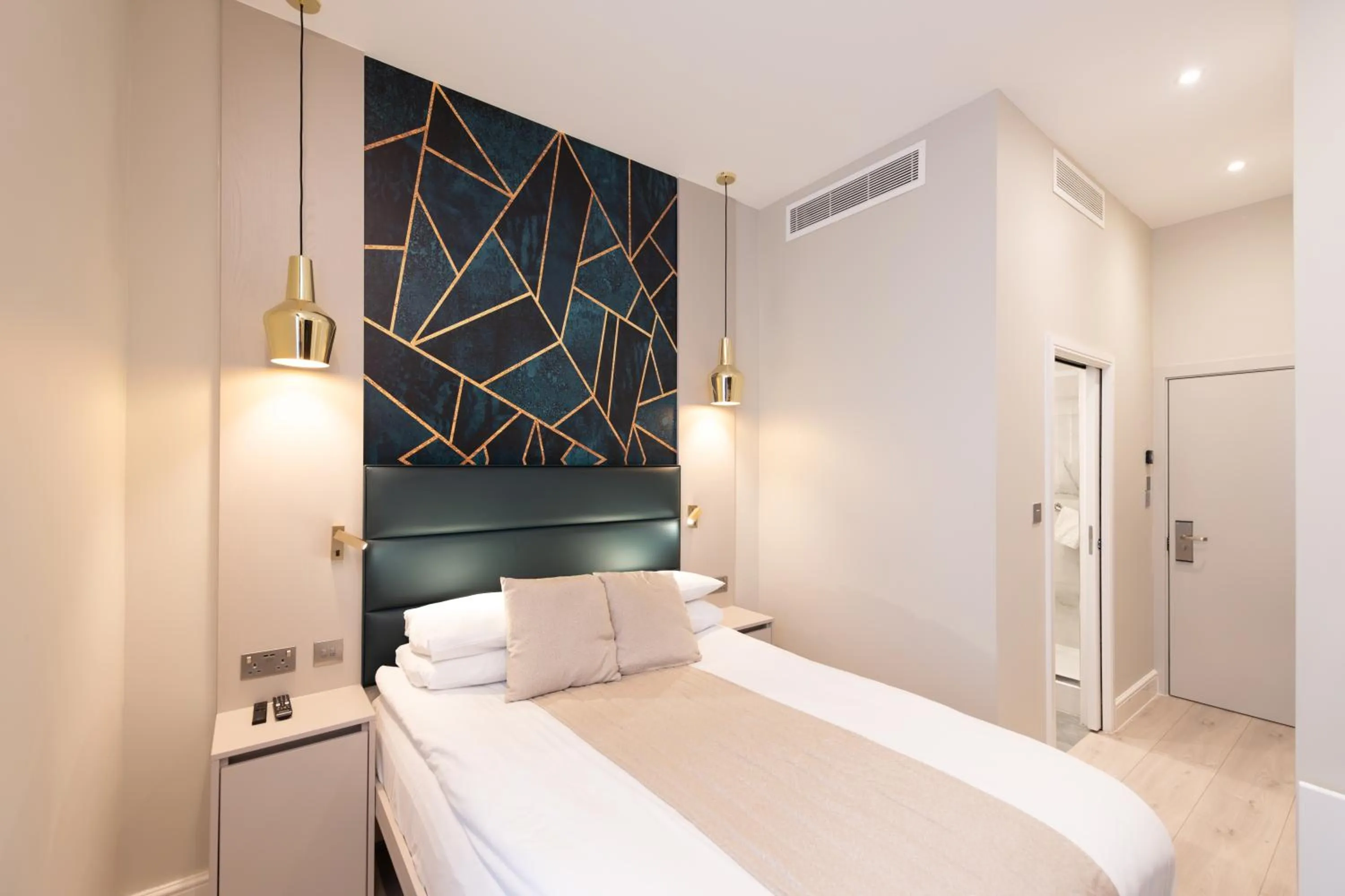 Photo of the whole room, Bed in NOX Golders Green