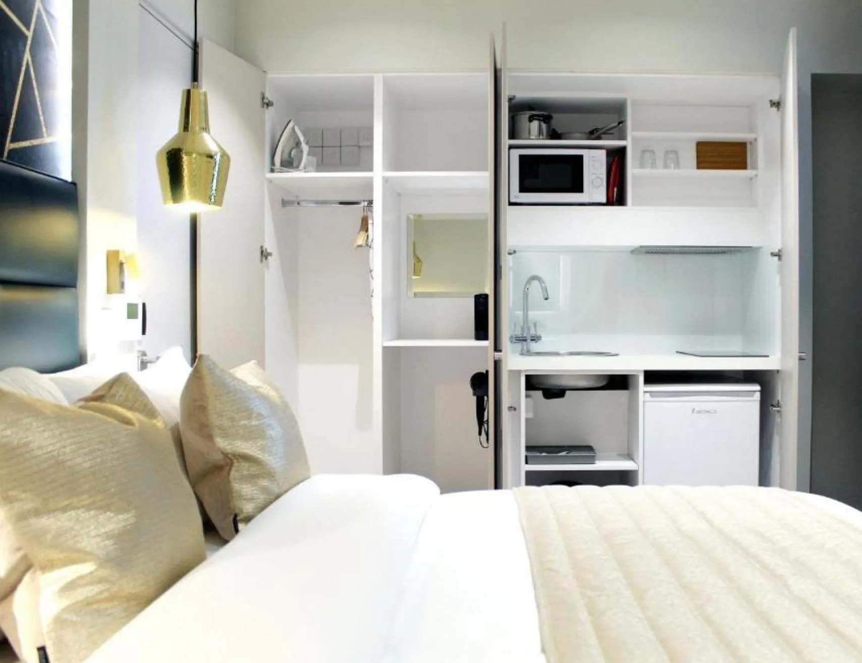 Kitchen or kitchenette, Bed in NOX Golders Green