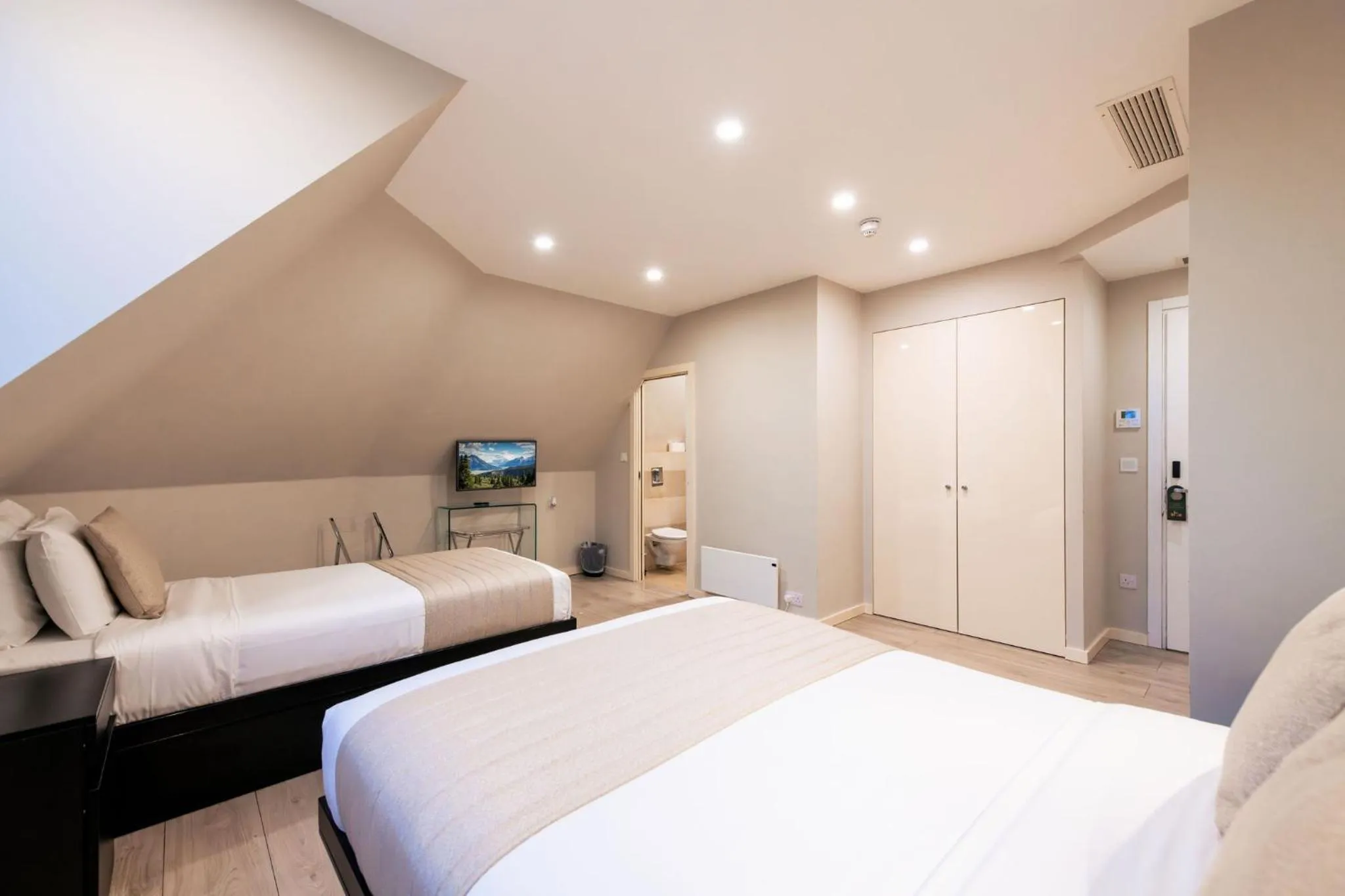 Photo of the whole room, Bed in NOX Golders Green