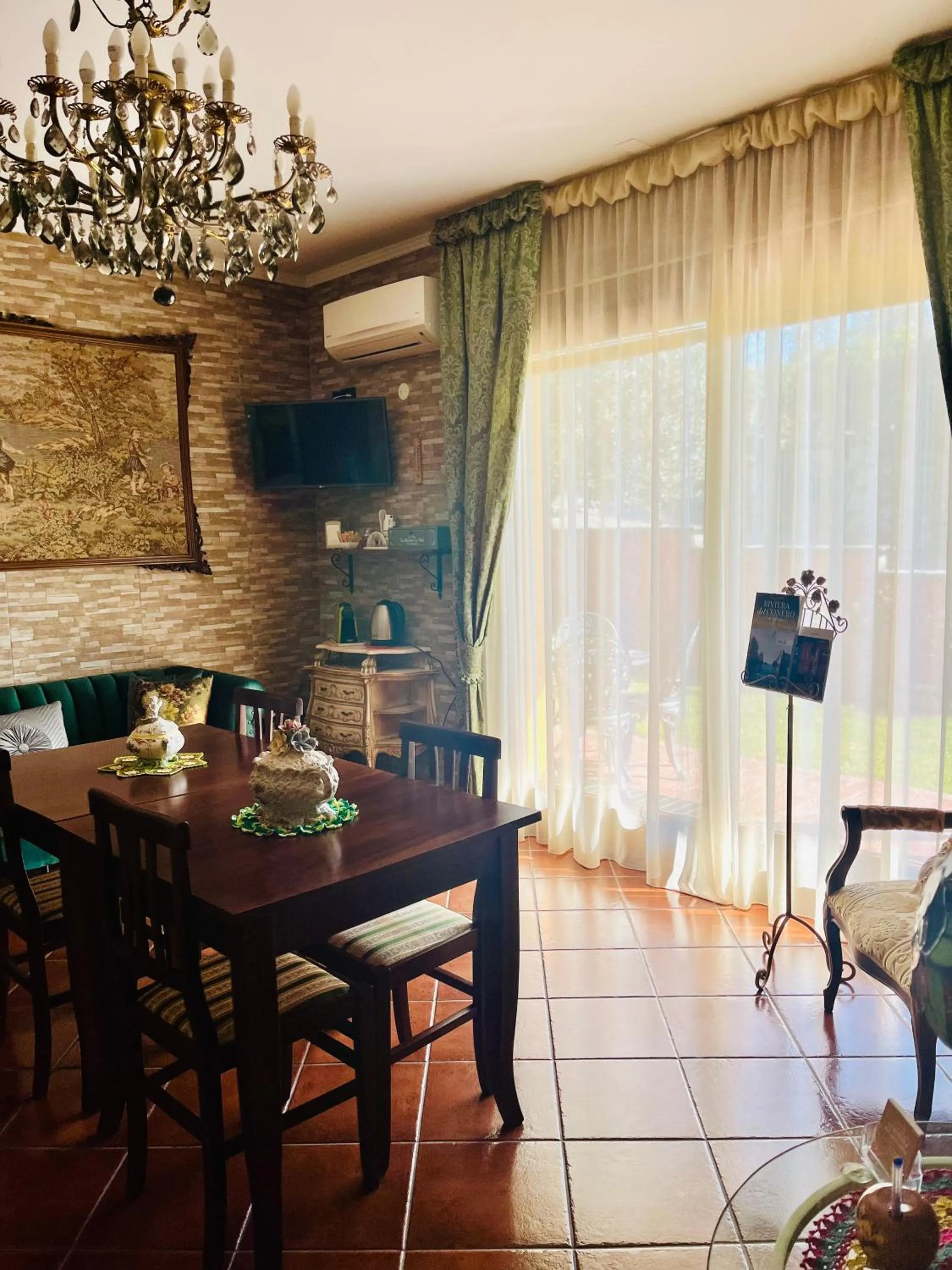 Communal lounge/ TV room in La Mammola Bed&Breakfast