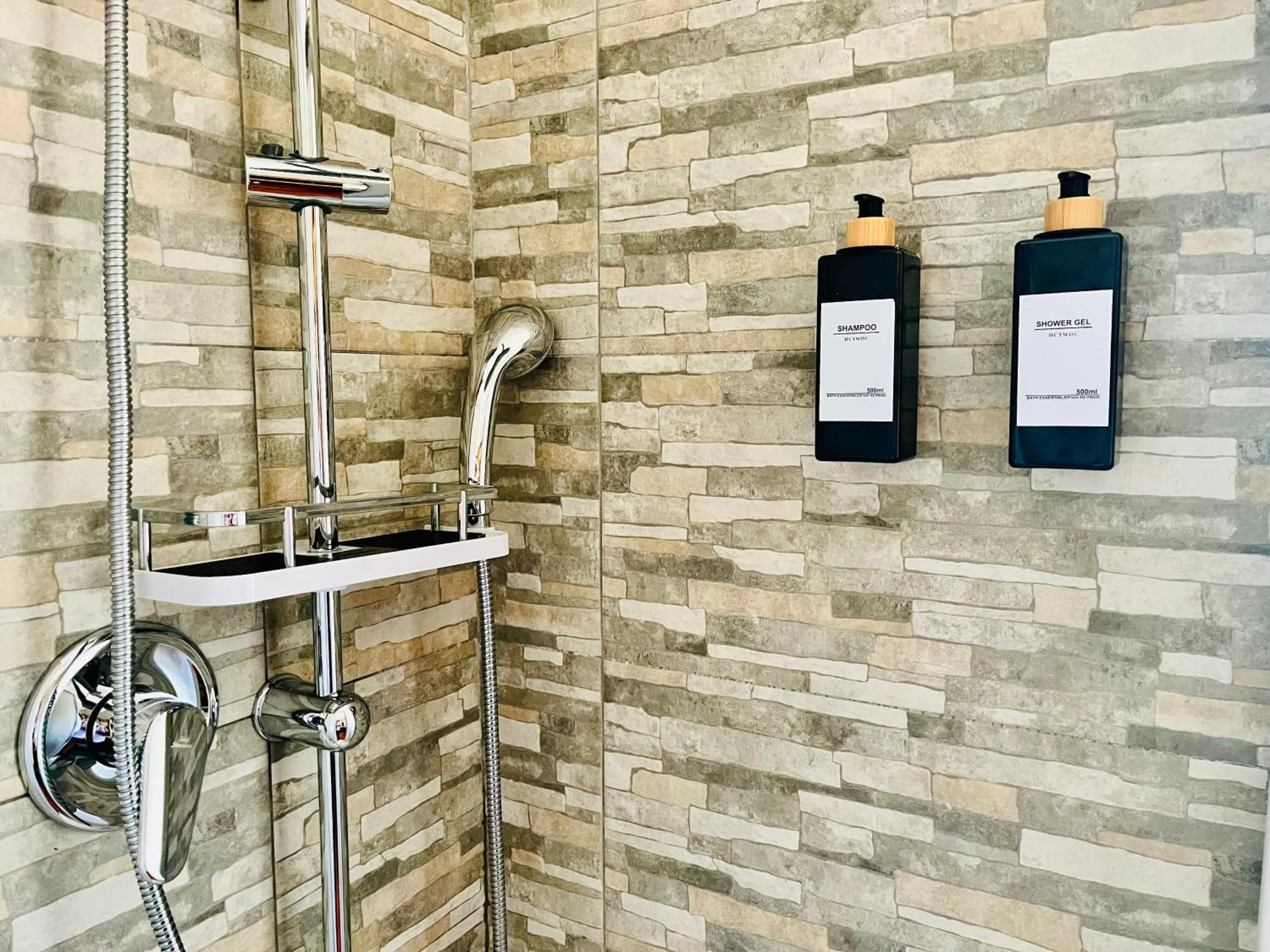 Shower in La Mammola Bed&Breakfast