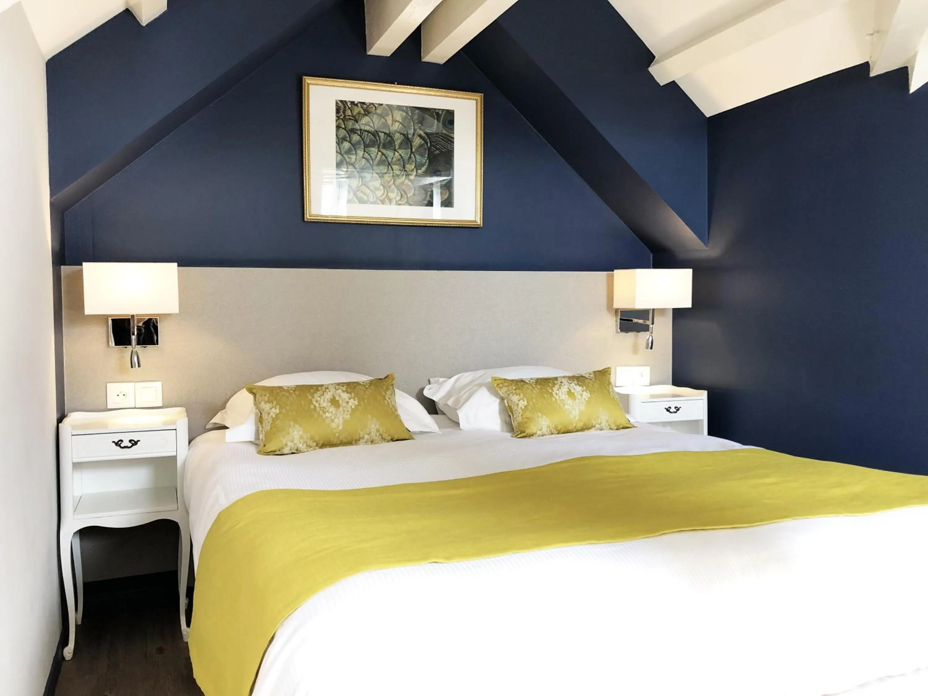 Bed in Hotel Les Suites - Domaine de Crécy