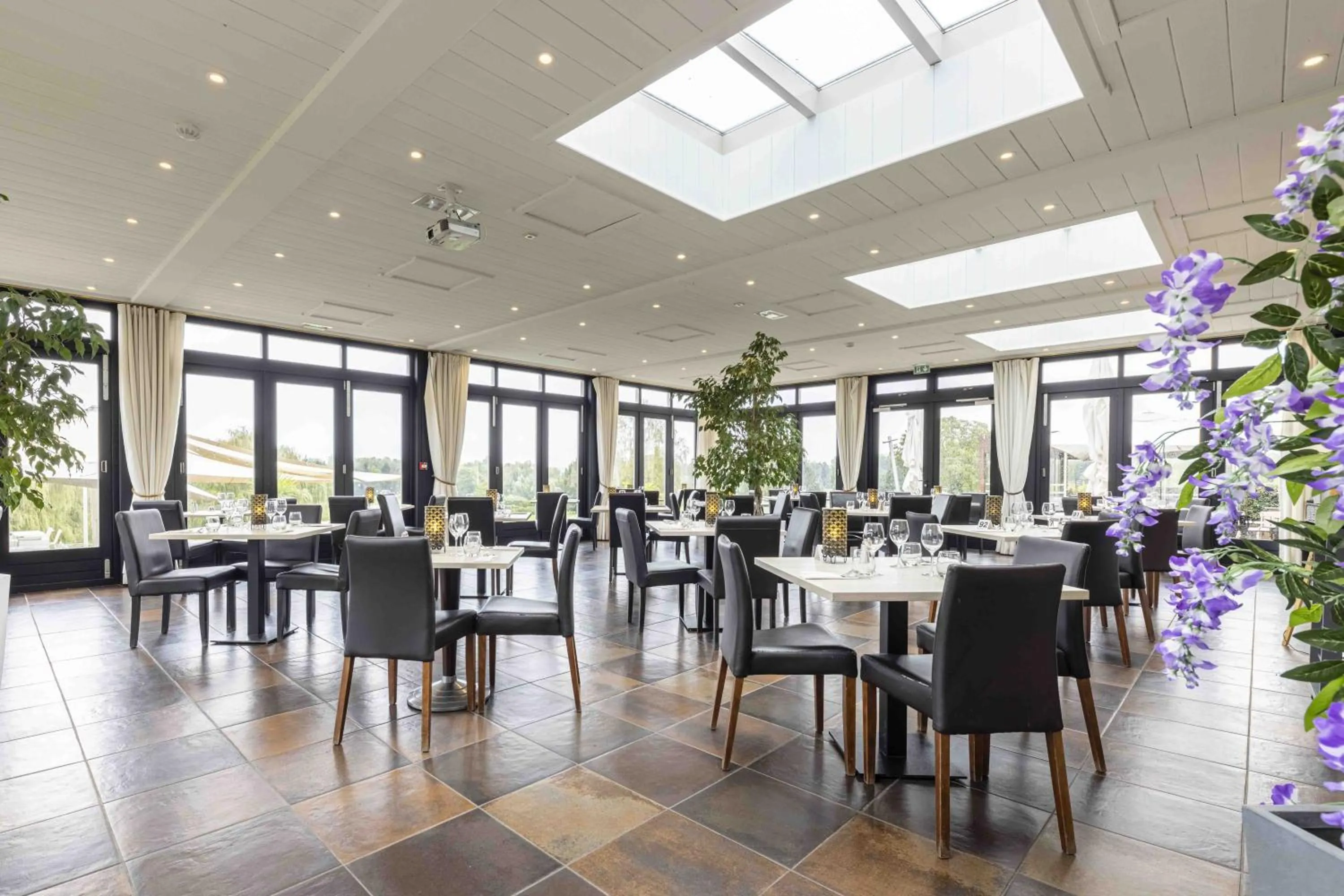 Restaurant/places to eat in Hotel Les Suites - Domaine de Crécy