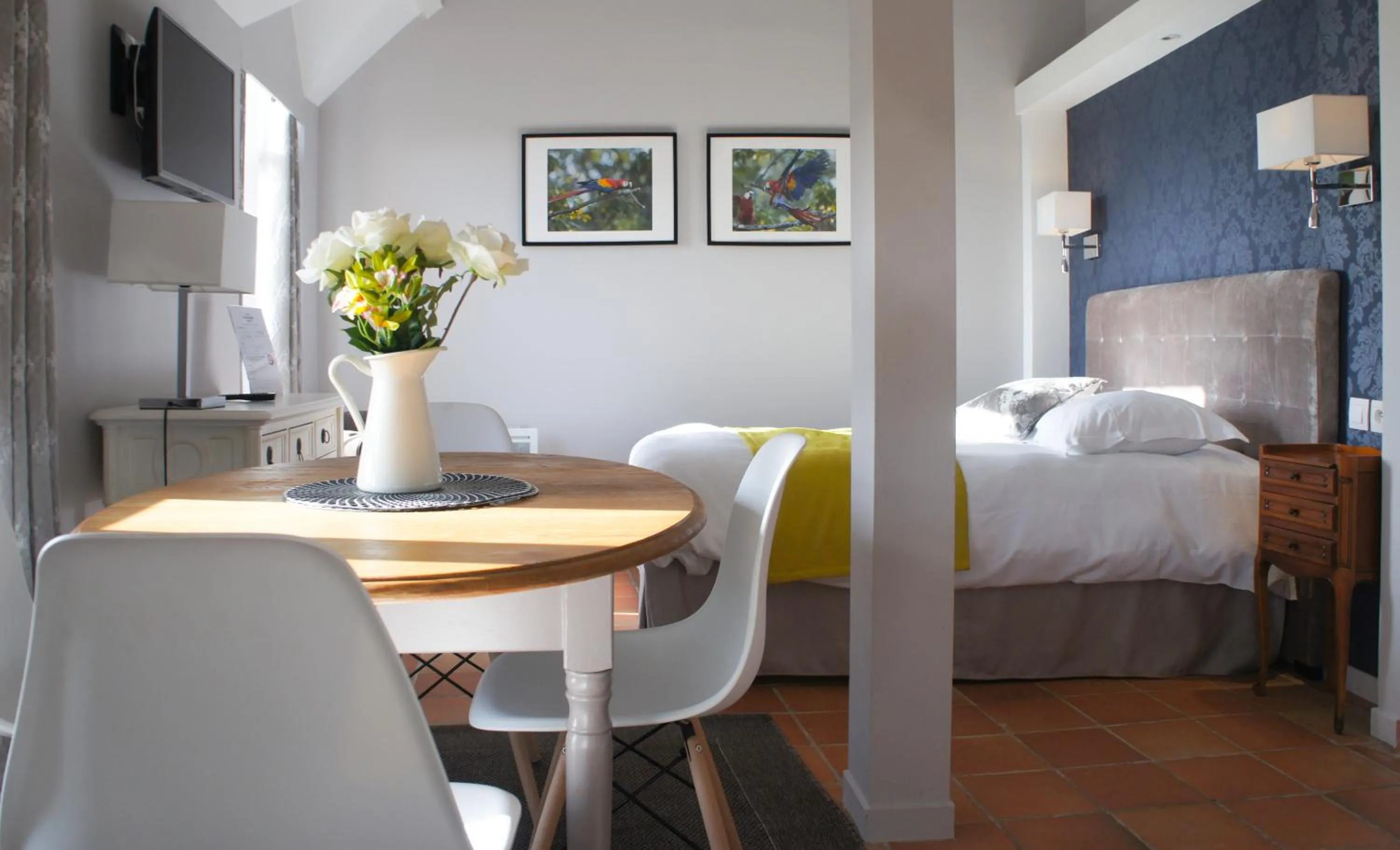 Dining area, Bed in Hotel Les Suites - Domaine de Crécy