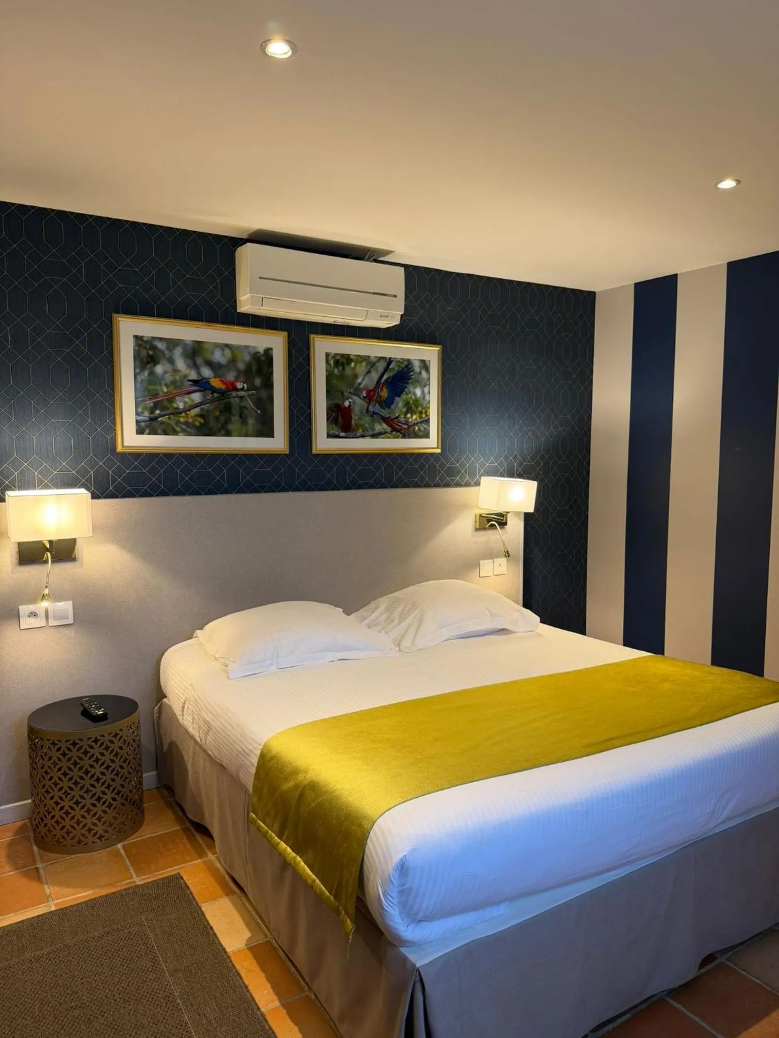 Bed in Hotel Les Suites - Domaine de Crécy