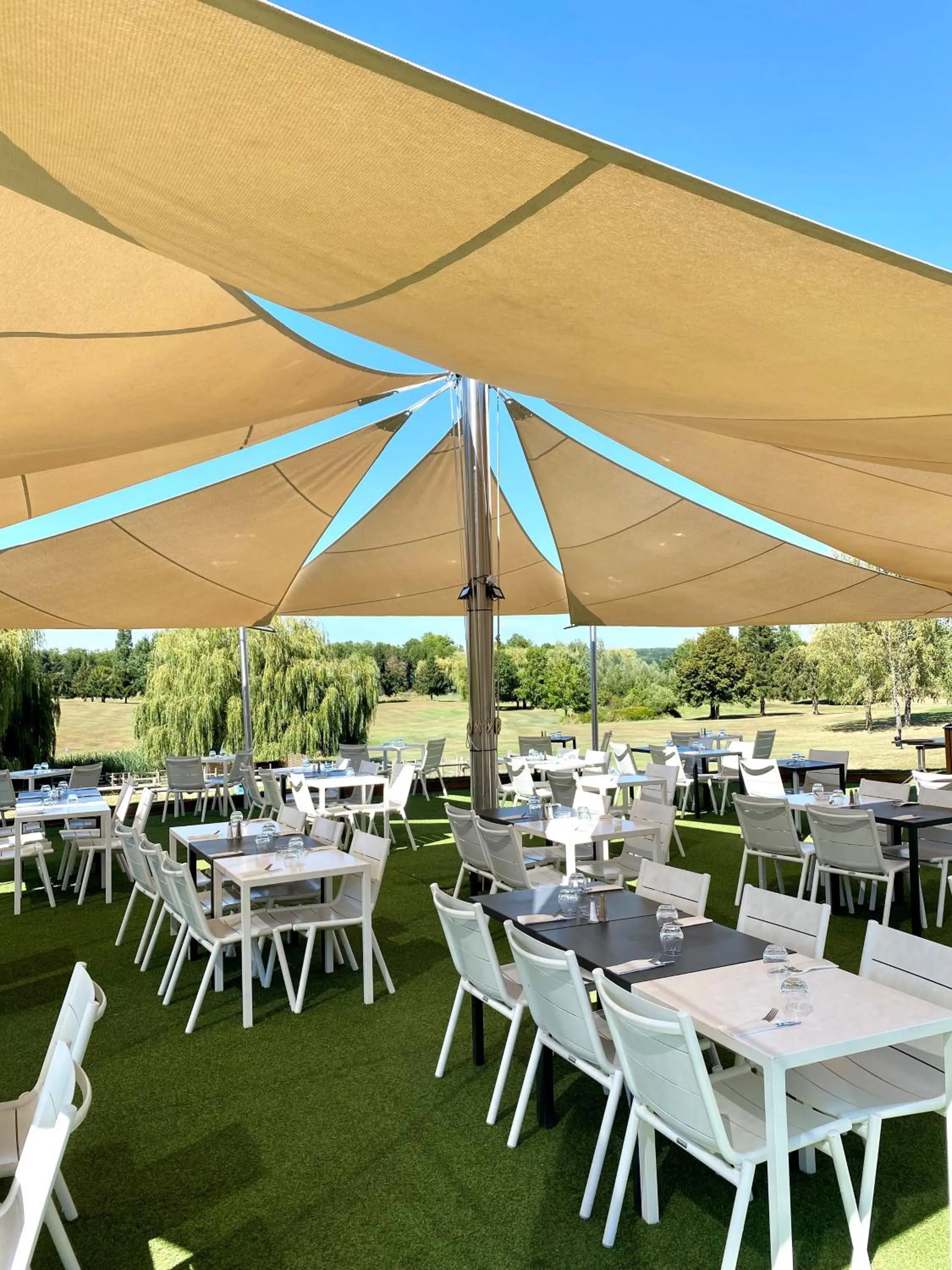 Patio in Hotel Les Suites - Domaine de Crécy