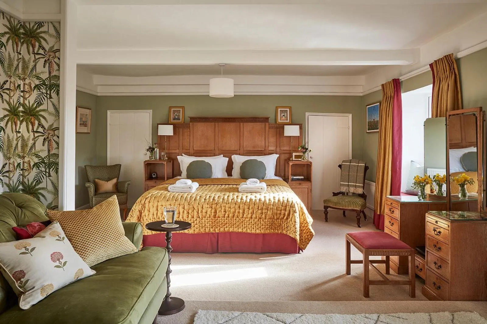 Living room, Bed in Cliff Farmhouse B&B Suites