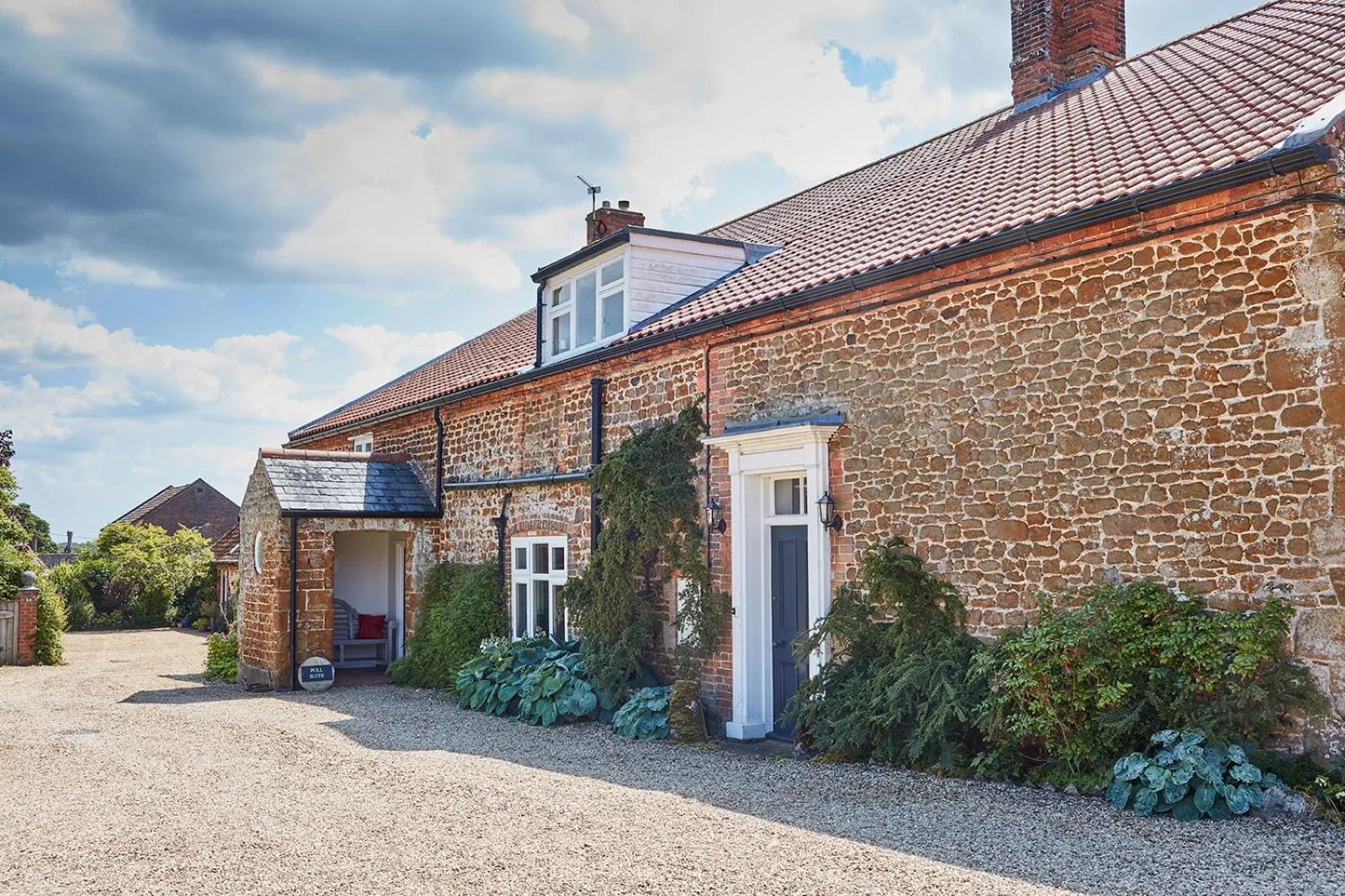 Facade/entrance in Cliff Farmhouse B&B Suites
