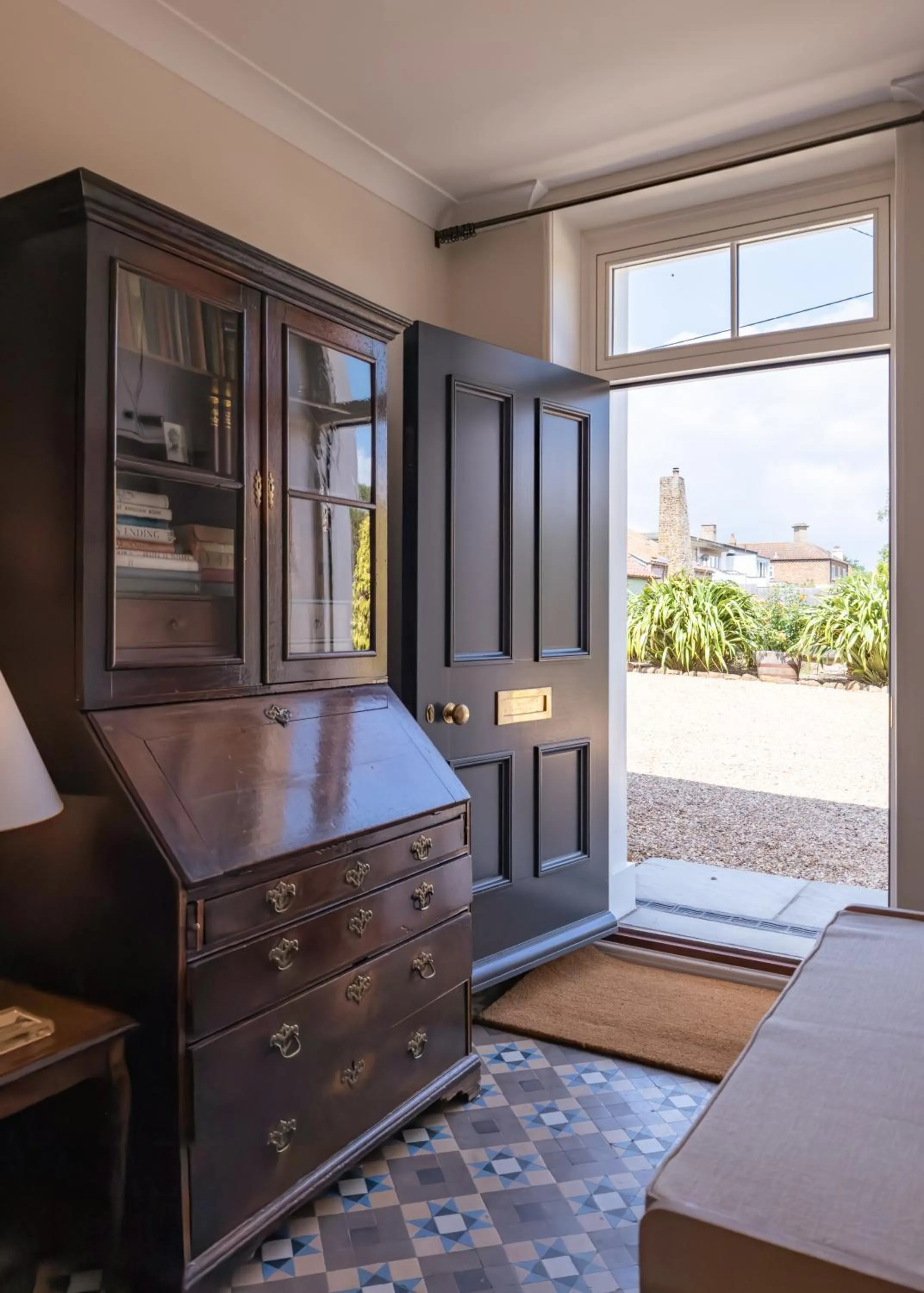 Facade/entrance, Bed in Cliff Farmhouse B&B Suites