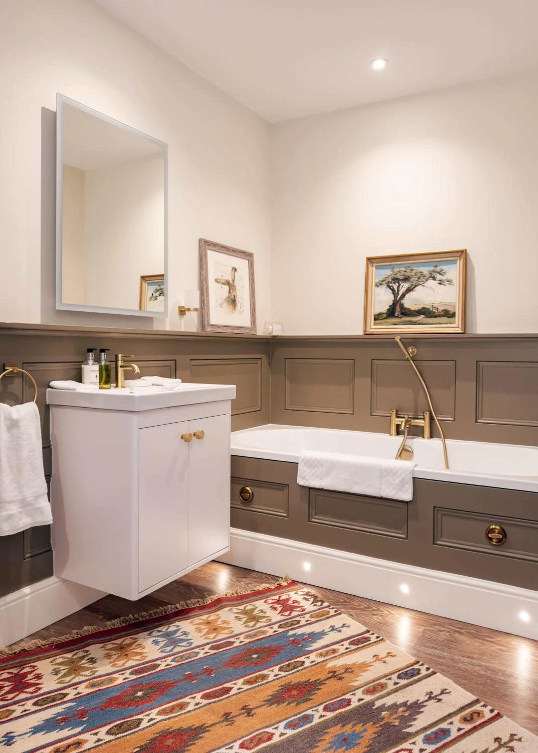 Bathroom in Cliff Farmhouse B&B Suites