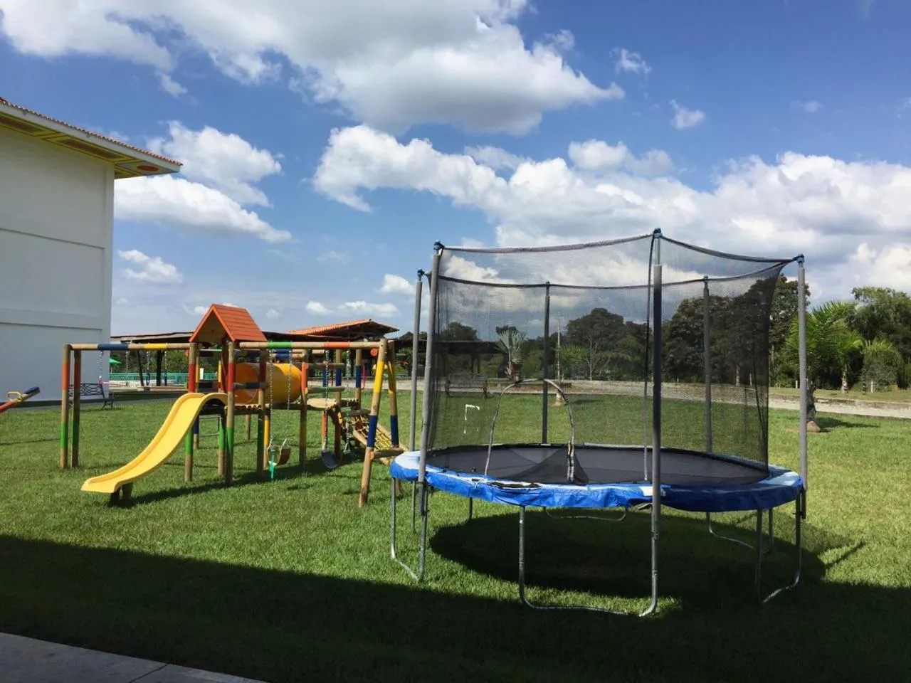 young children in Hotel Campestre Paraiso Cafetero