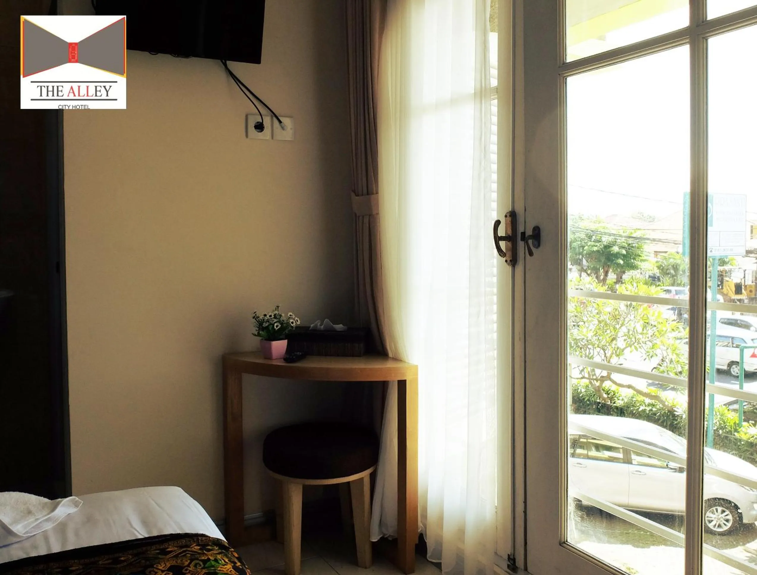 Balcony/Terrace, Bed in The Alley City Hotel