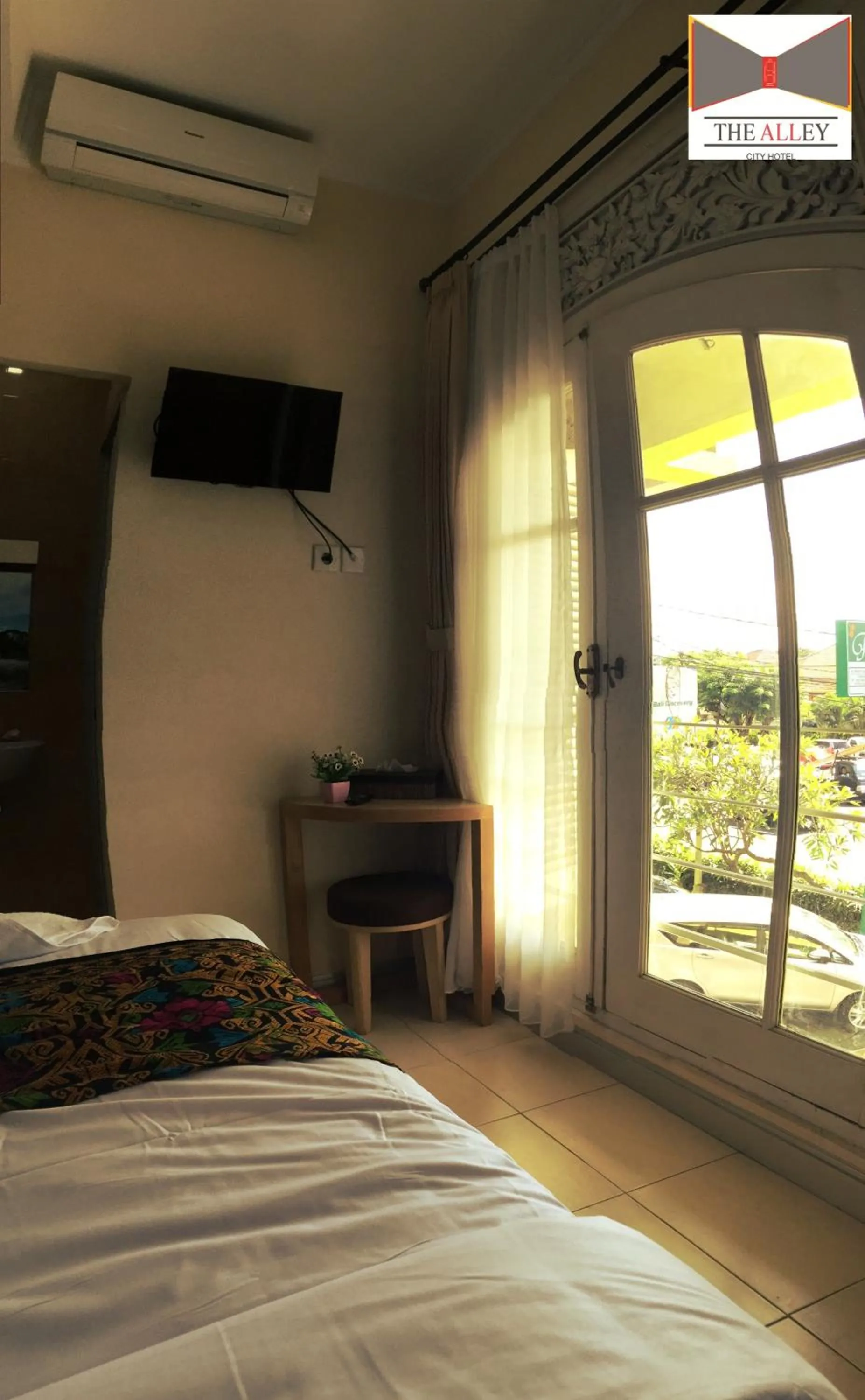 Property building, Bed in The Alley City Hotel