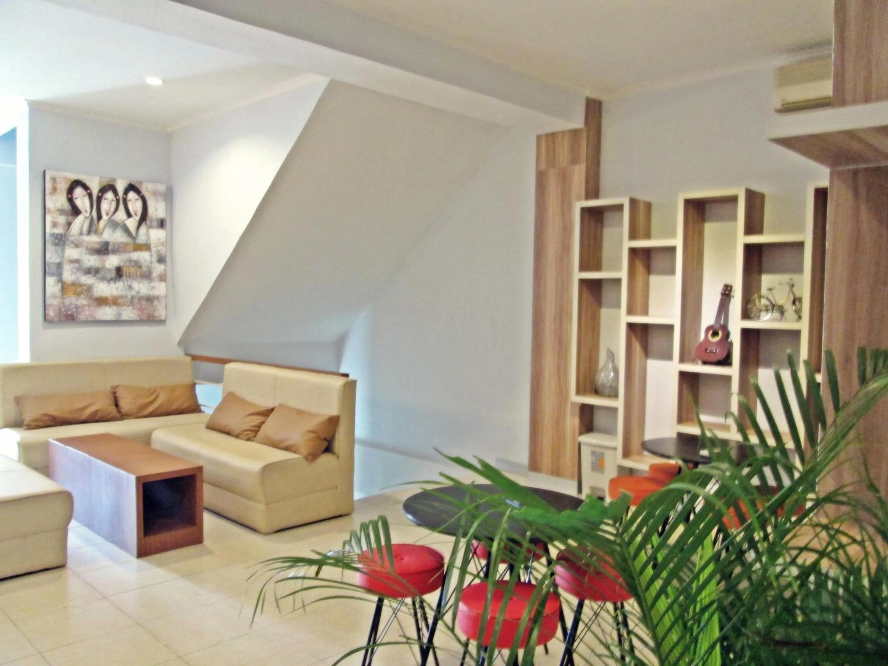 Communal lounge/ TV room in The Alley City Hotel