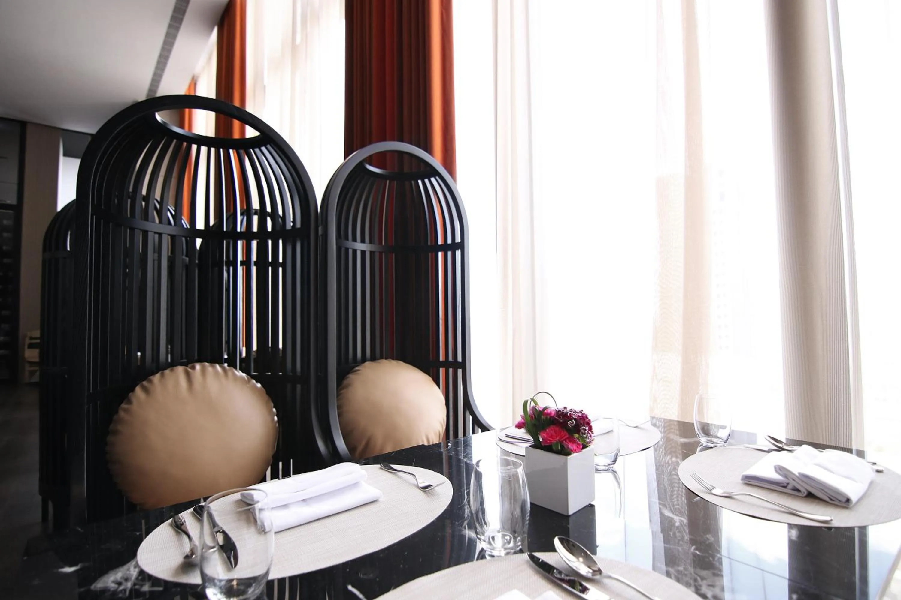 Restaurant/places to eat in H2O HOTEL