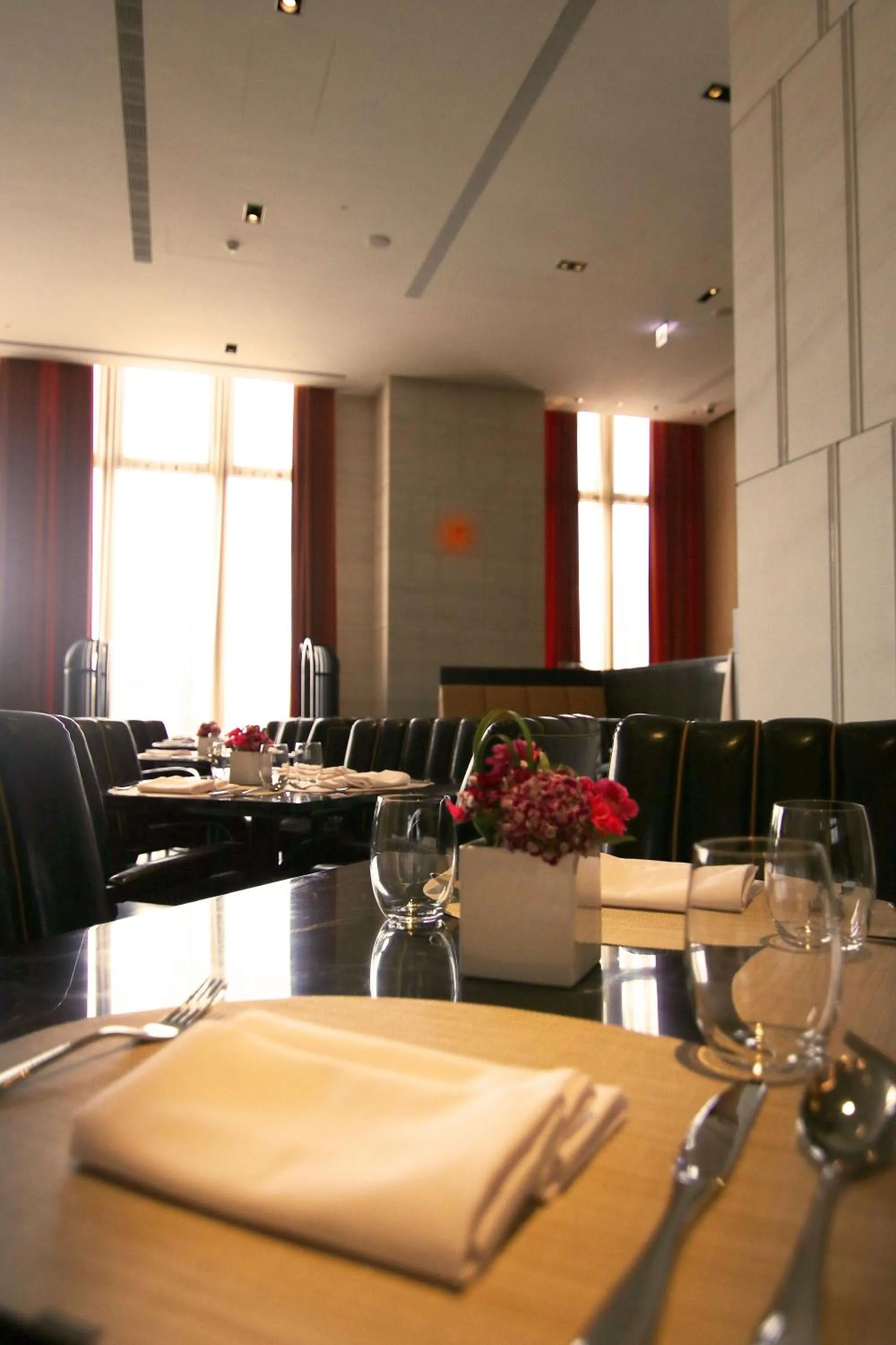 Restaurant/places to eat in H2O HOTEL