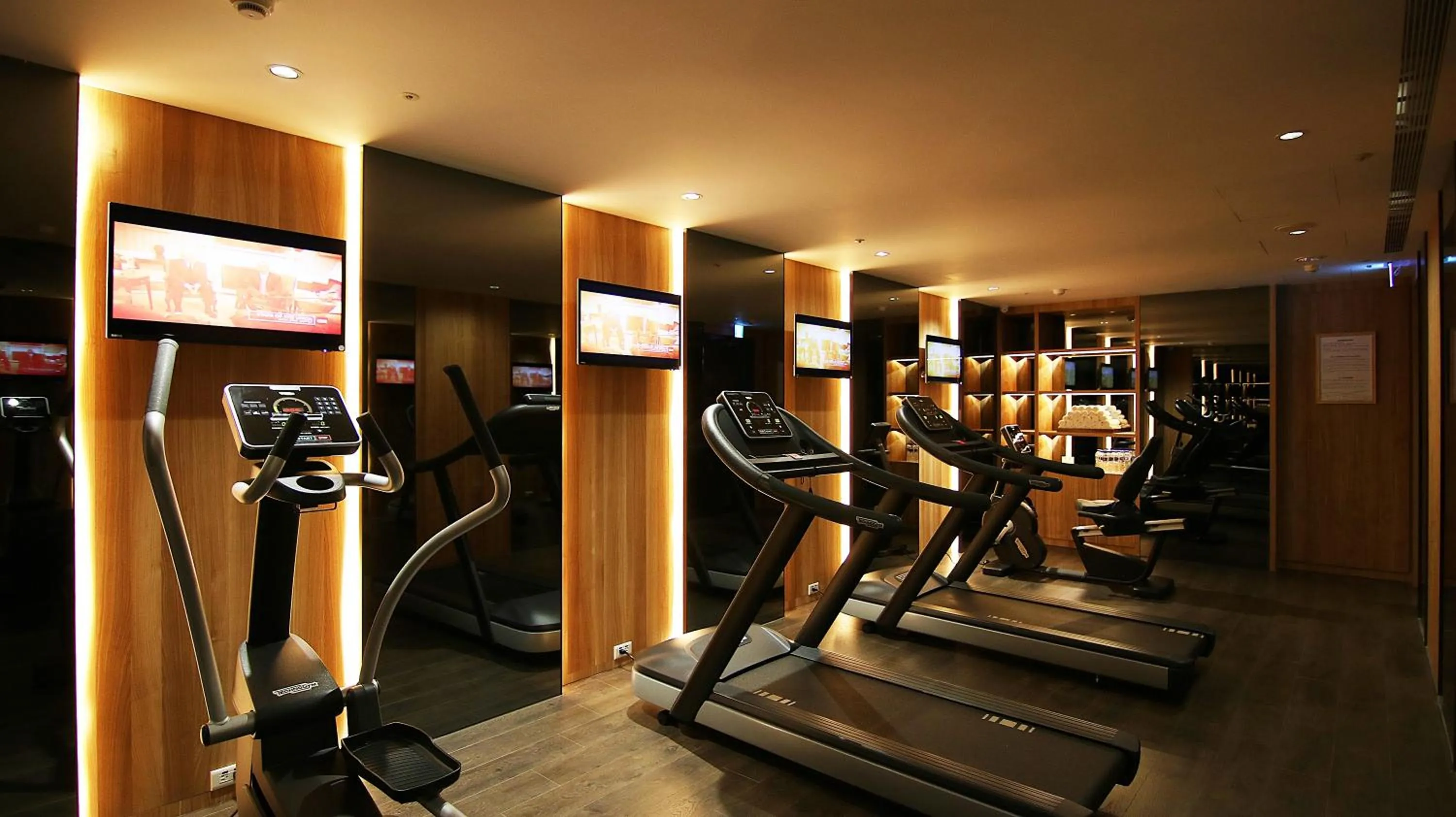 Fitness centre/facilities in H2O HOTEL
