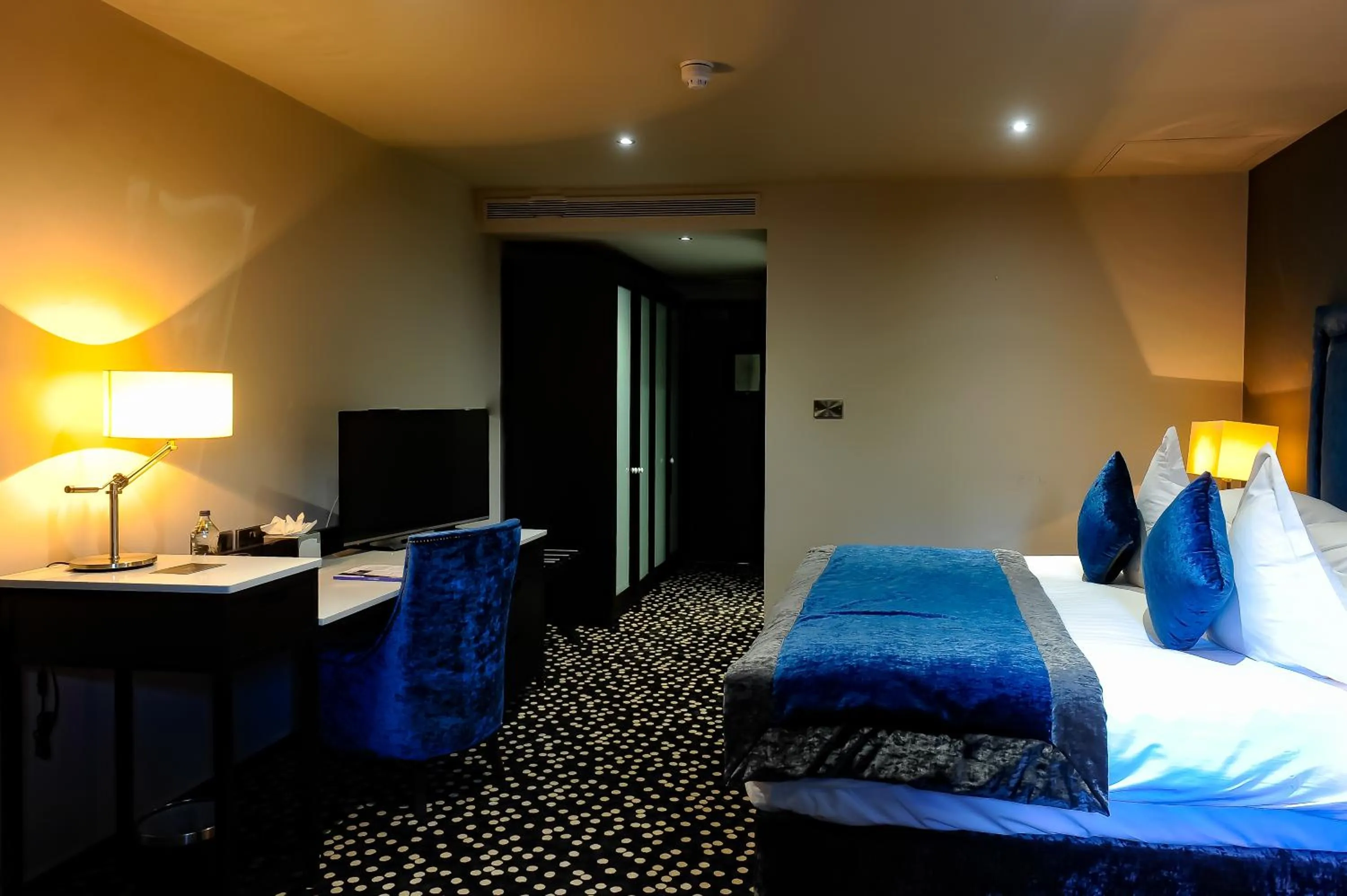 Bedroom, Bed in DoubleTree by Hilton Belfast City Ten Square