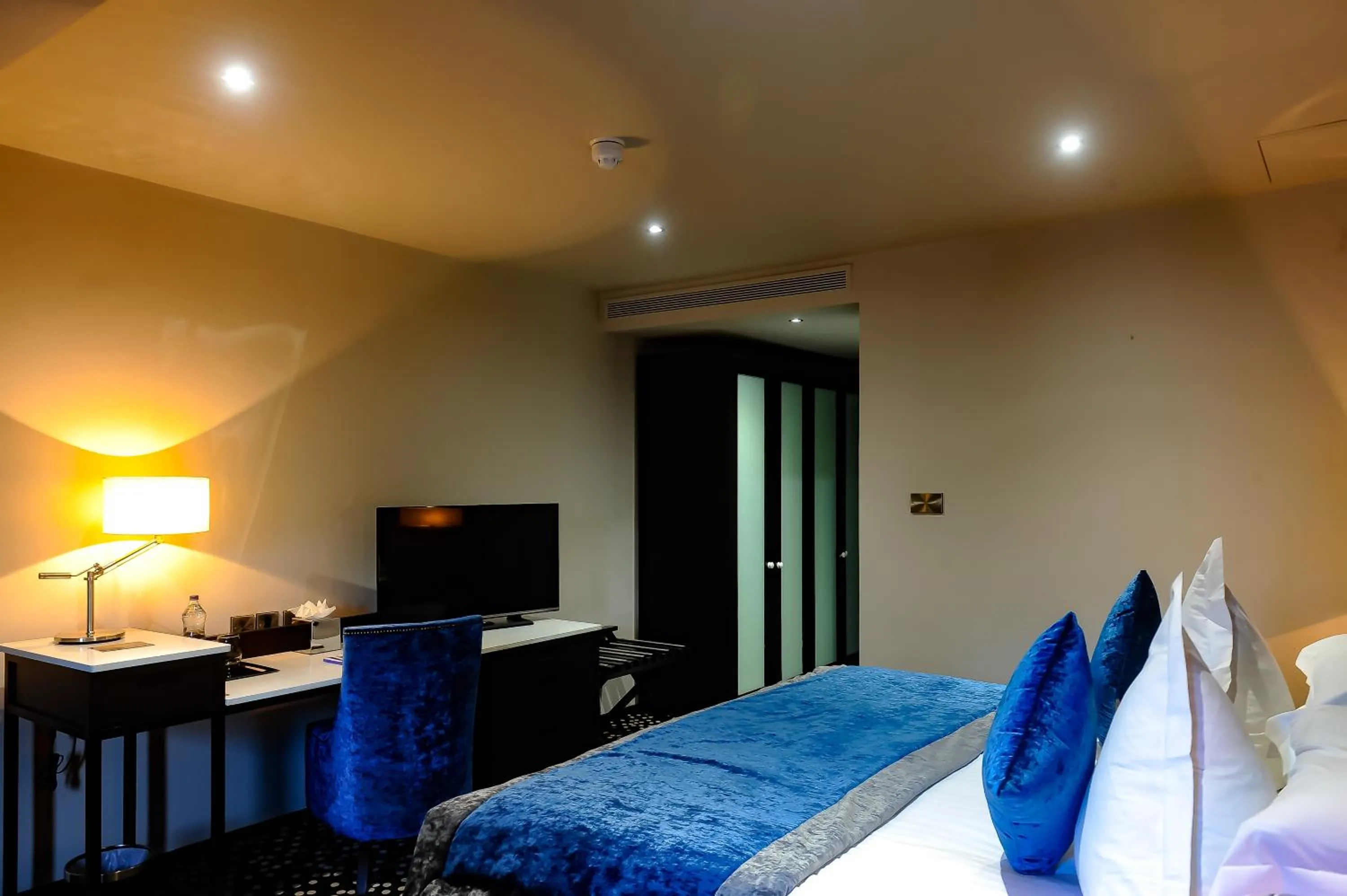 Bedroom, Bed in DoubleTree by Hilton Belfast City Ten Square