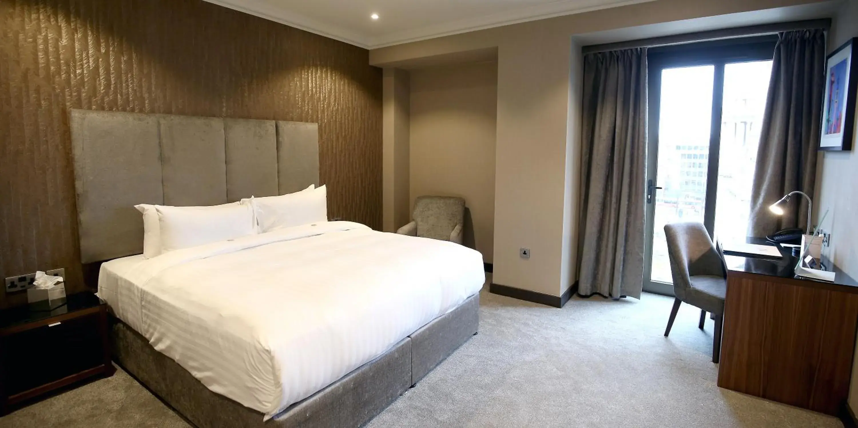 Executive King Room with City View - single occupancy in DoubleTree by Hilton Belfast City Ten Square Executive King Room with City View - single occupancy in DoubleTree by Hilton Belfast City Ten Square