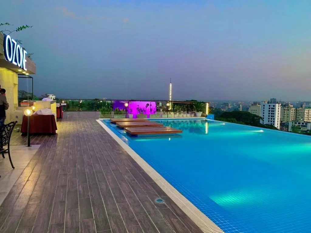 Swimming pool in Hotel Noorjahan Grand