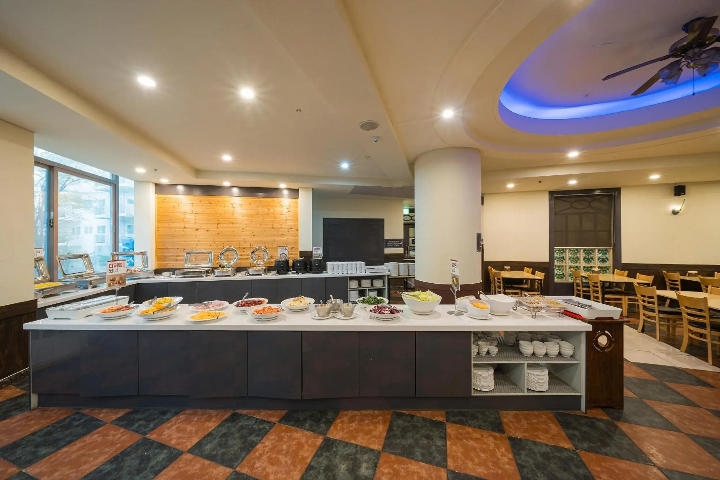 Buffet breakfast, Restaurant/Places to Eat in Ocean 2 You Resort Seorak Beach Hotel & Condo Buffet breakfast, Restaurant/Places to Eat in Ocean 2 You Resort Seorak Beach Hotel & Condo