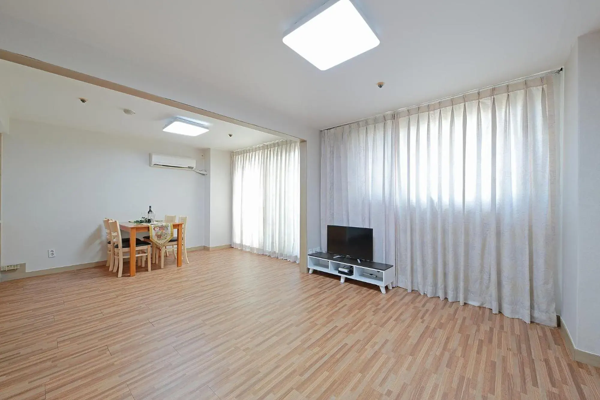 Photo of the whole room, TV/Entertainment Center in Ocean 2 You Resort Seorak Beach Hotel & Condo Photo of the whole room, TV/Entertainment Center in Ocean 2 You Resort Seorak Beach Hotel & Condo