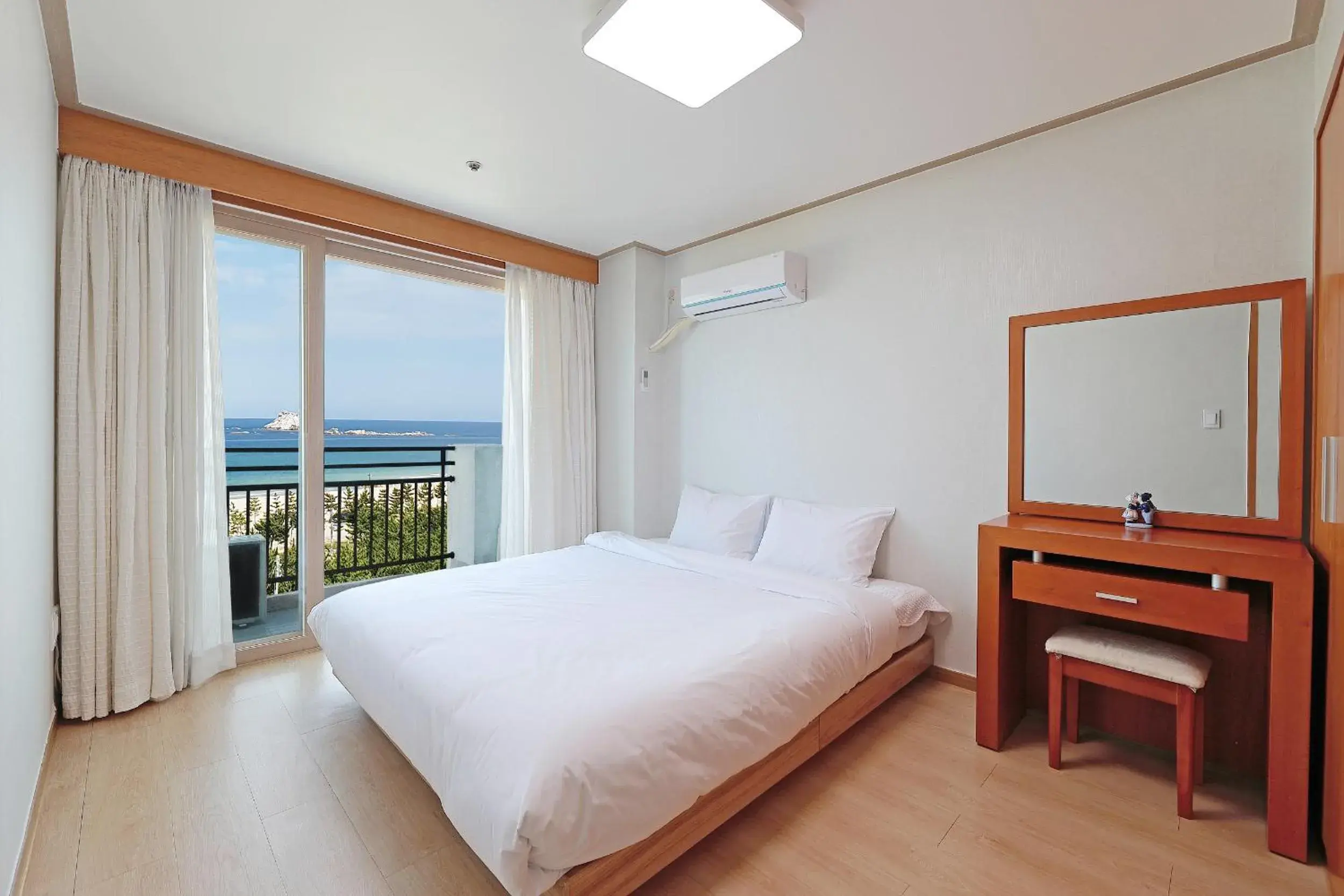 Bedroom, Bed in Ocean 2 You Resort Seorak Beach Hotel & Condo Bedroom, Bed in Ocean 2 You Resort Seorak Beach Hotel & Condo