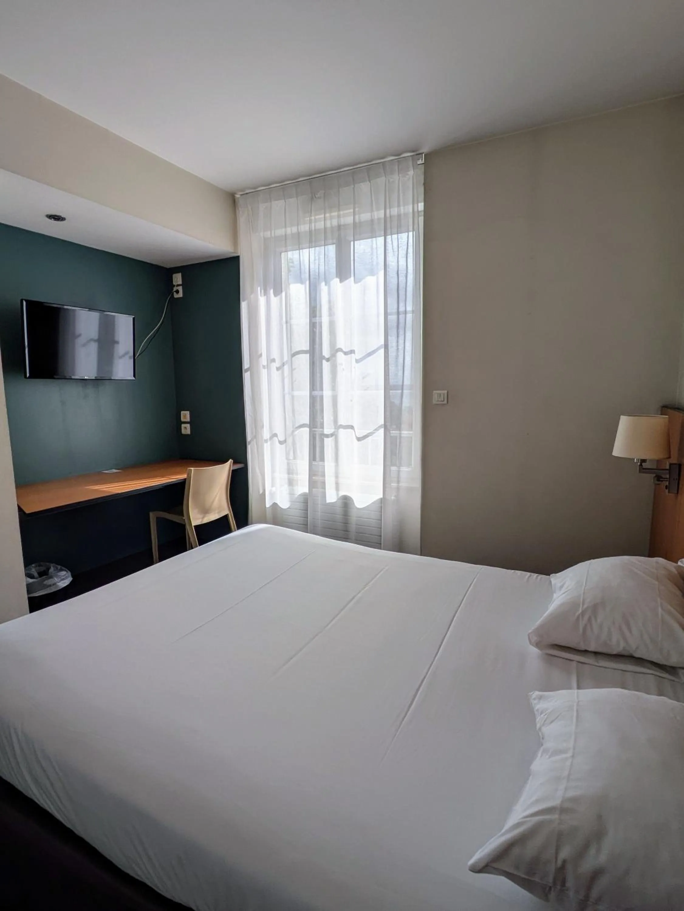 Bed in Hotel de la Gare Brest