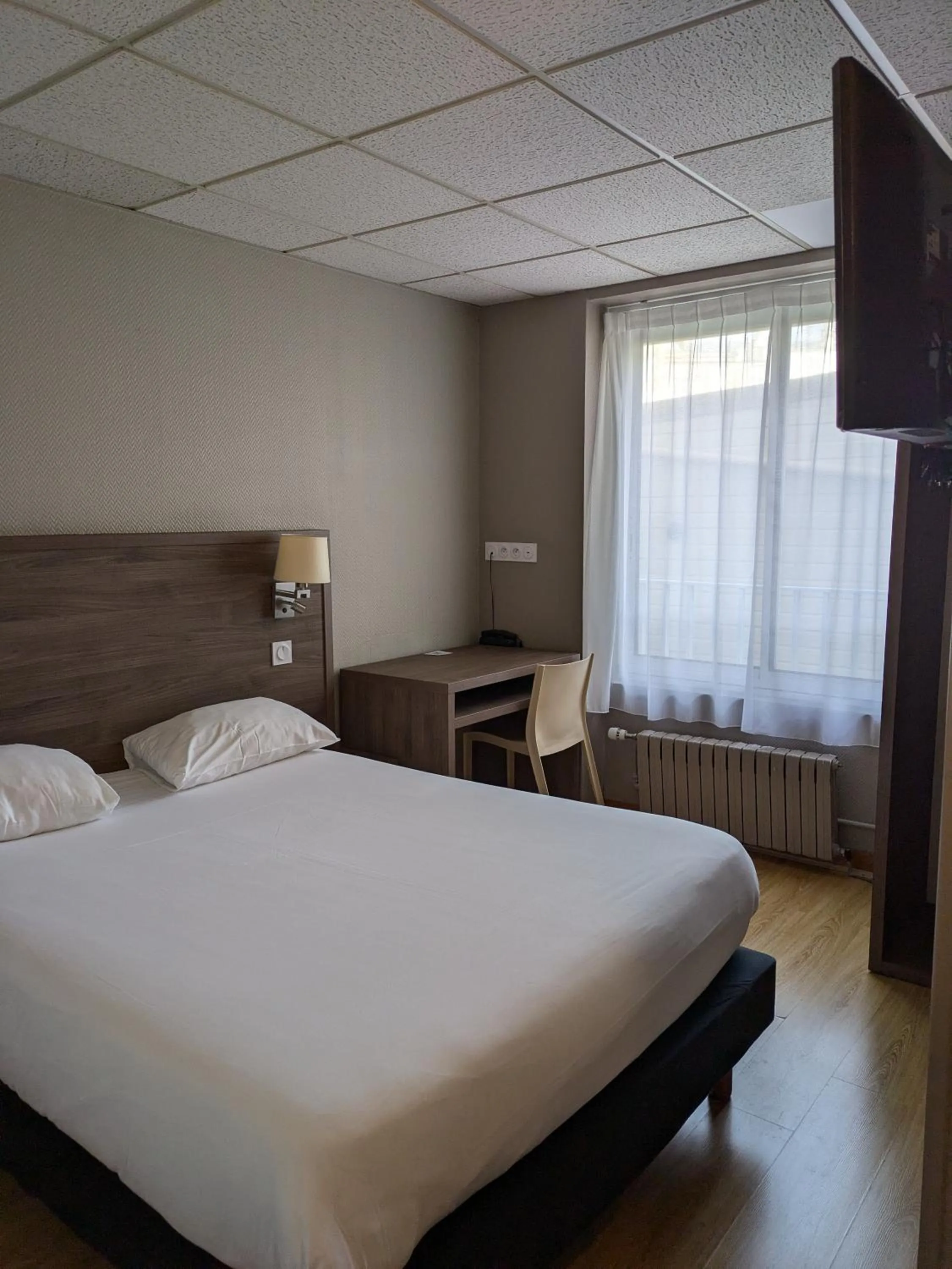 Photo of the whole room, Bed in Hotel de la Gare Brest
