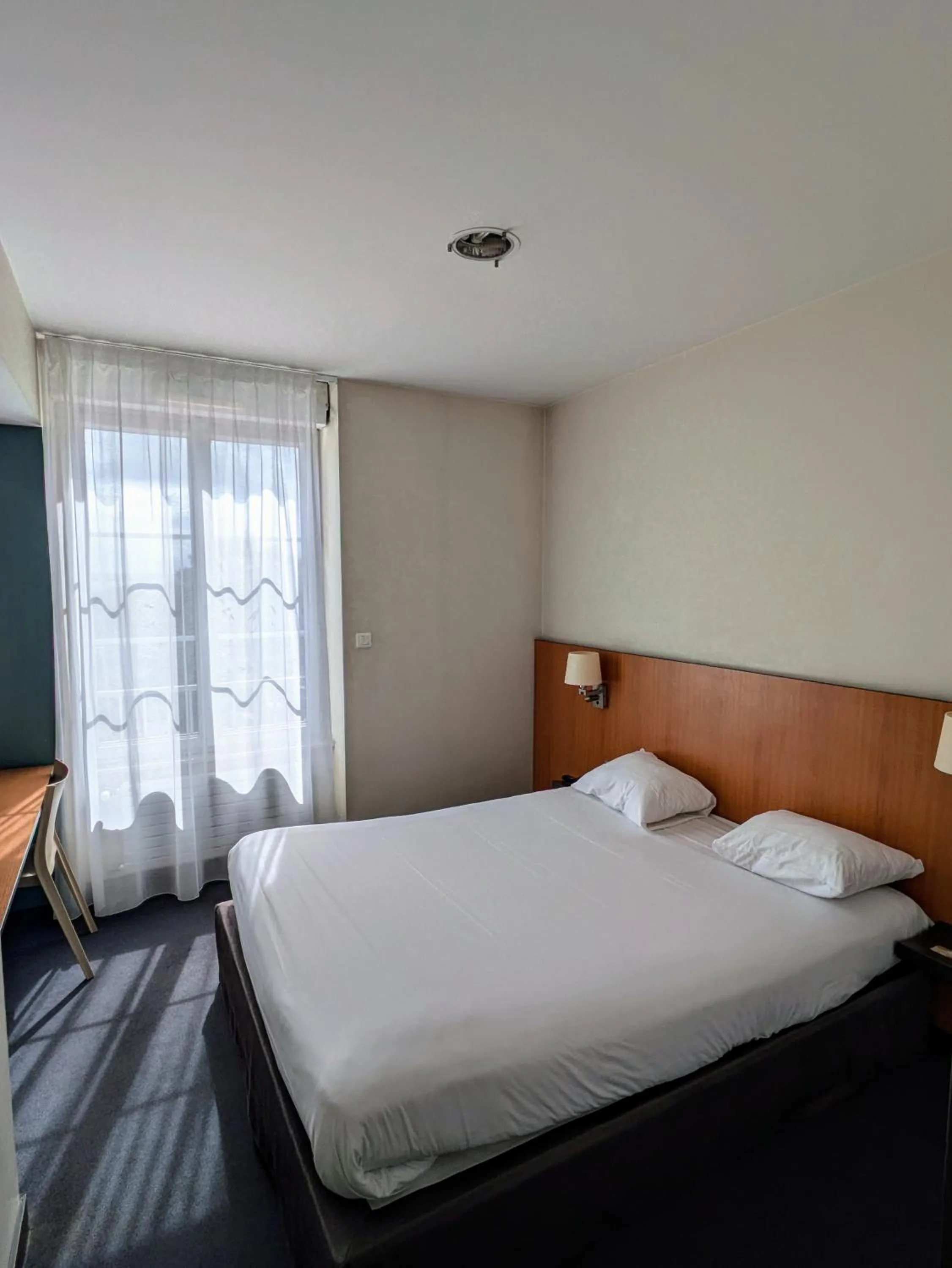 Photo of the whole room, Bed in Hotel de la Gare Brest