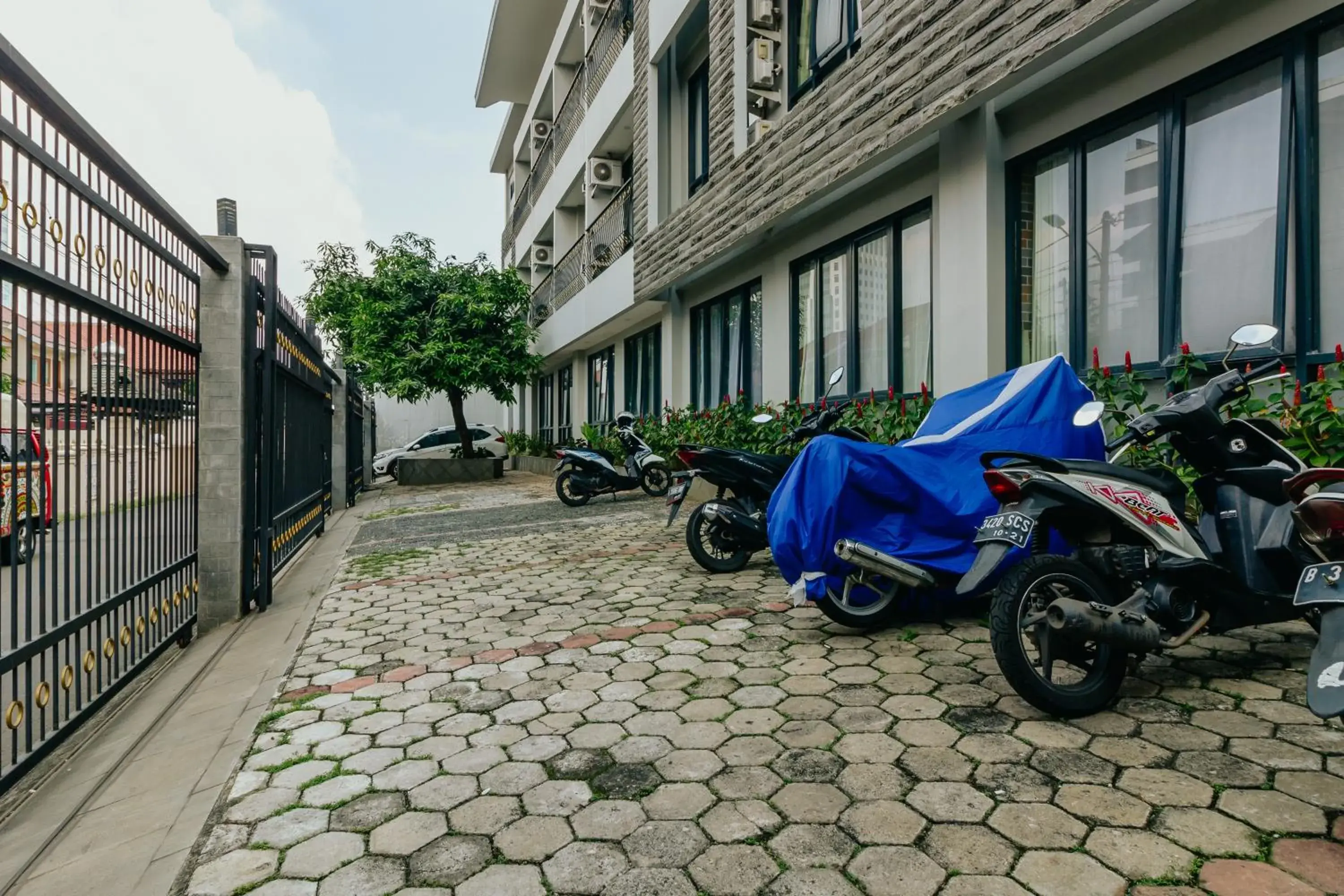 Property building in Urbanest Inn House TB Simatupang Property building in Urbanest Inn House TB Simatupang