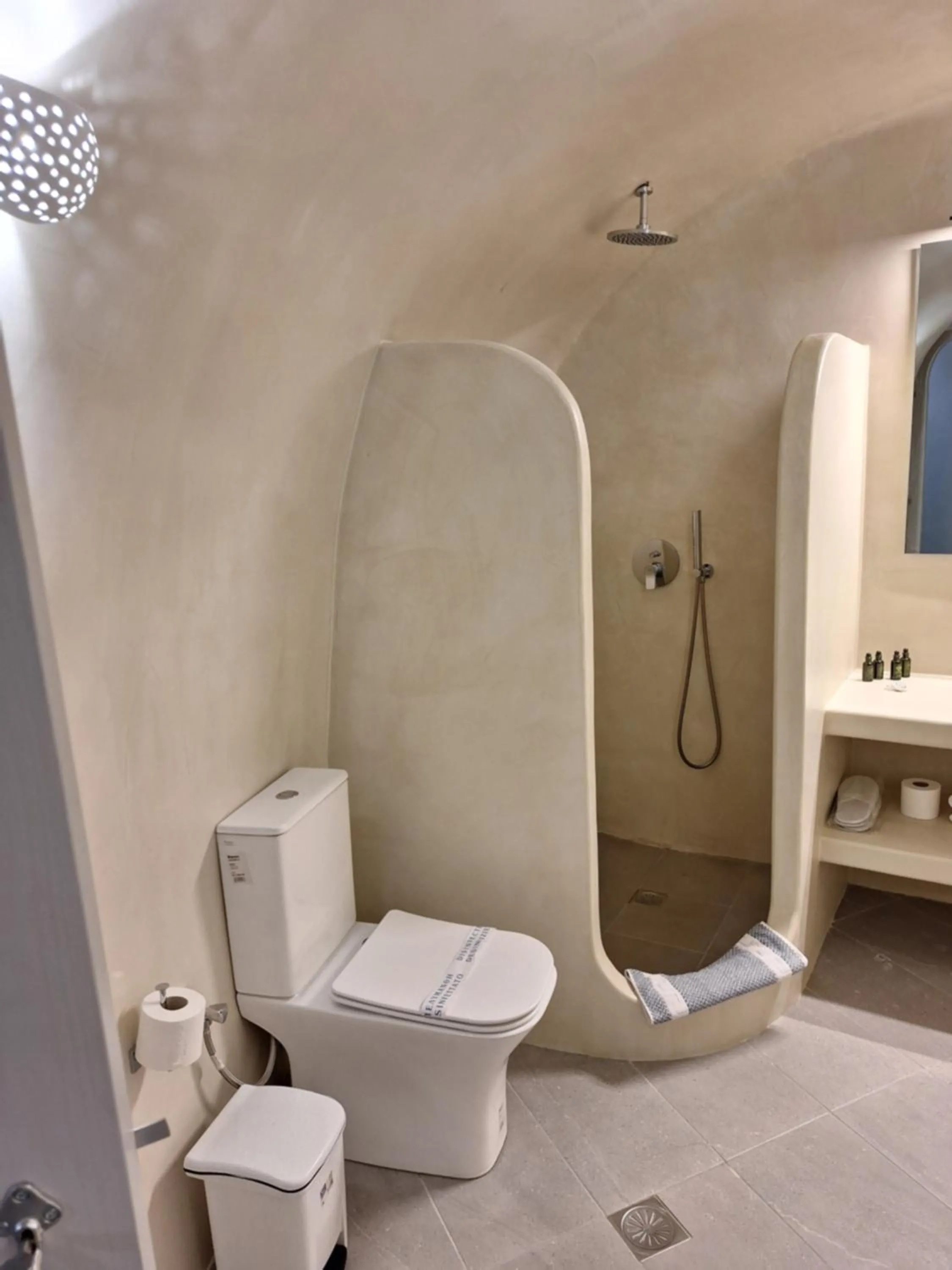 Shower in Anamnesis City Spa