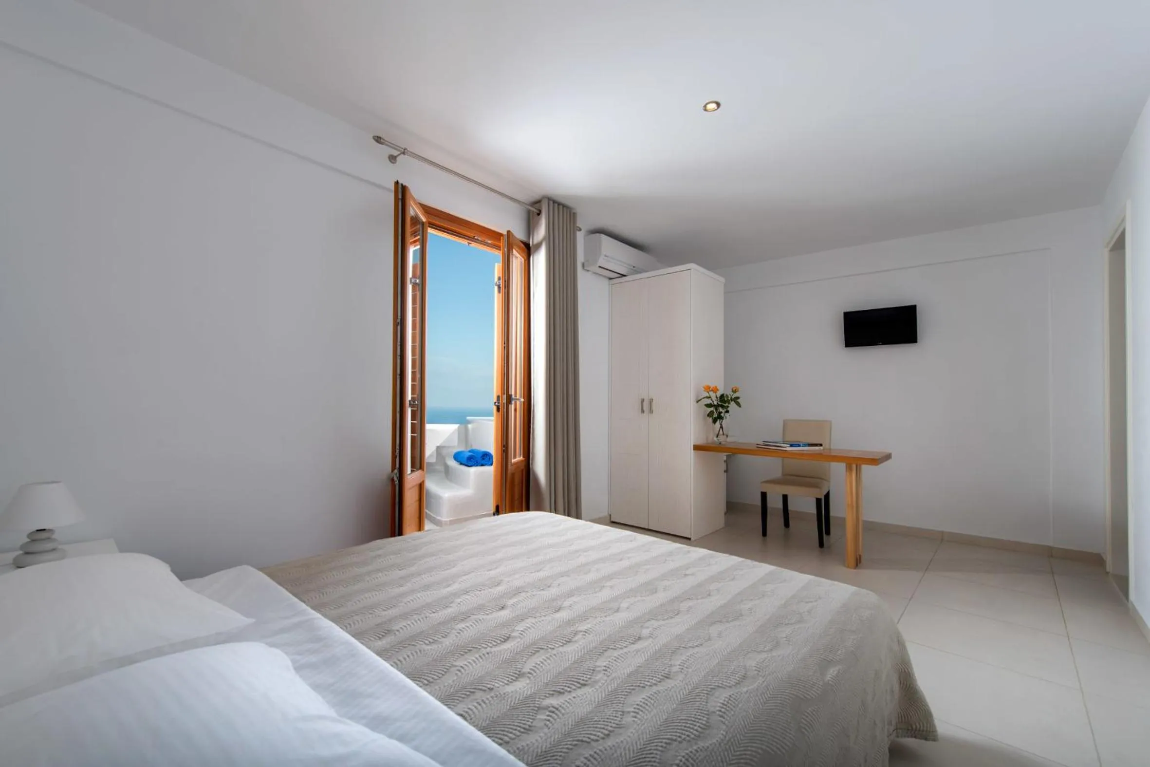 Photo of the whole room, Bed in Anamnesis City Spa