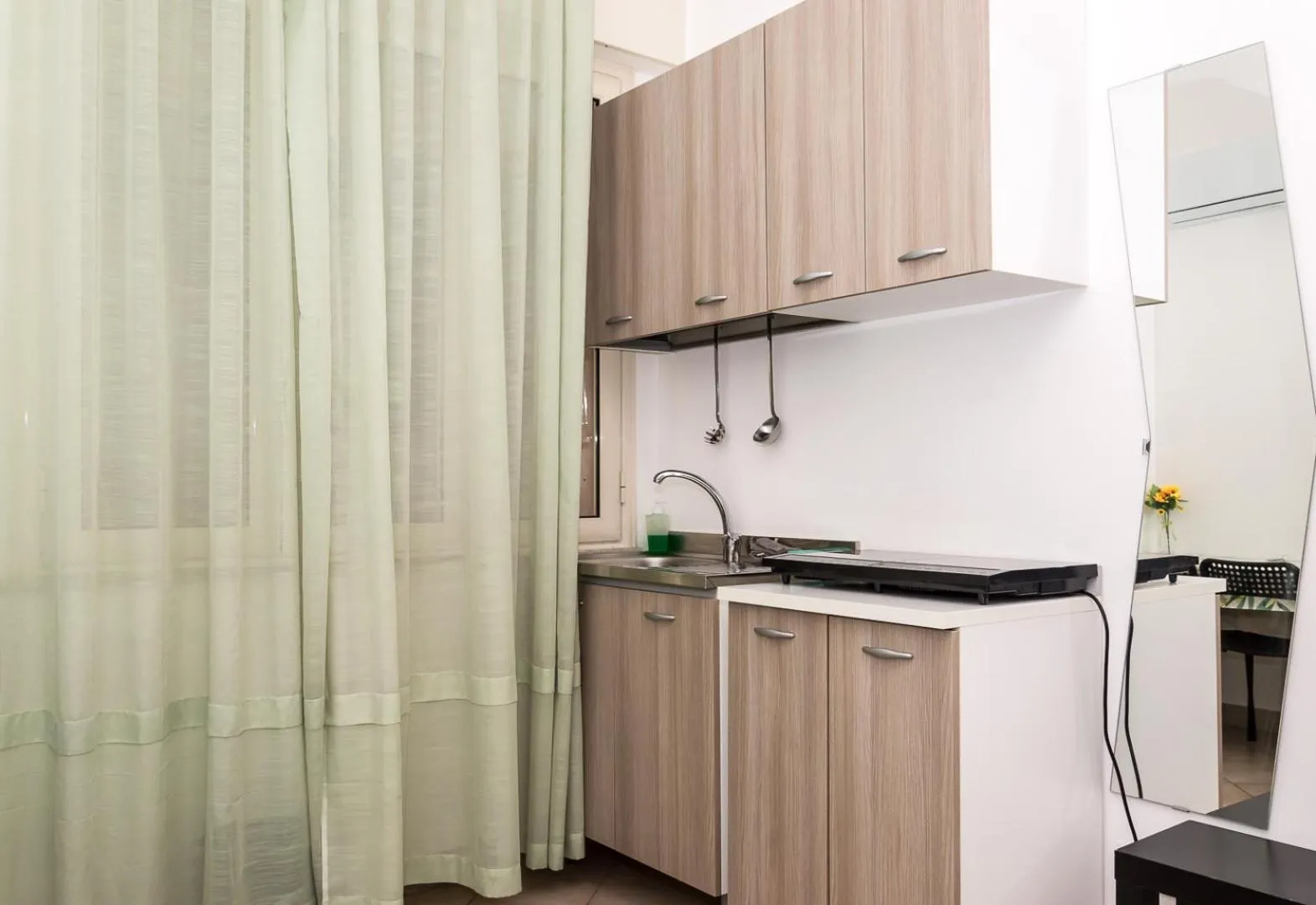 Kitchen or kitchenette in B&B Into Palermo Rooms vicino al teatro Massimo