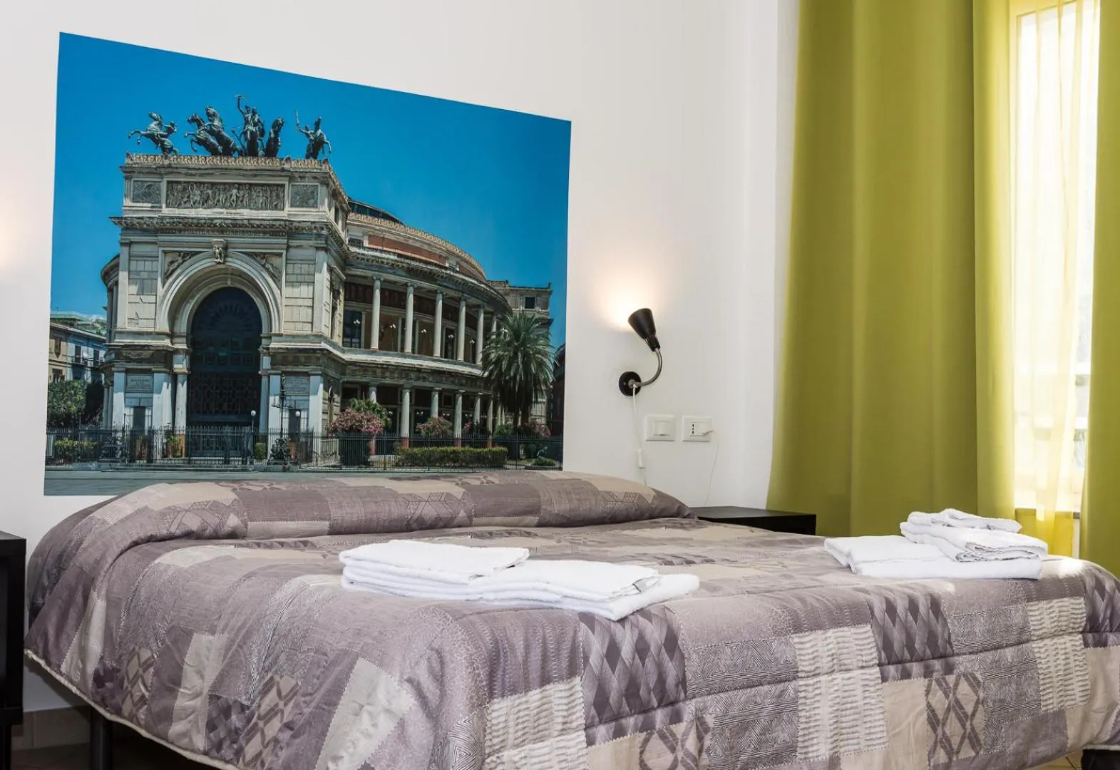 Photo of the whole room, Bed in B&B Into Palermo Rooms vicino al teatro Massimo