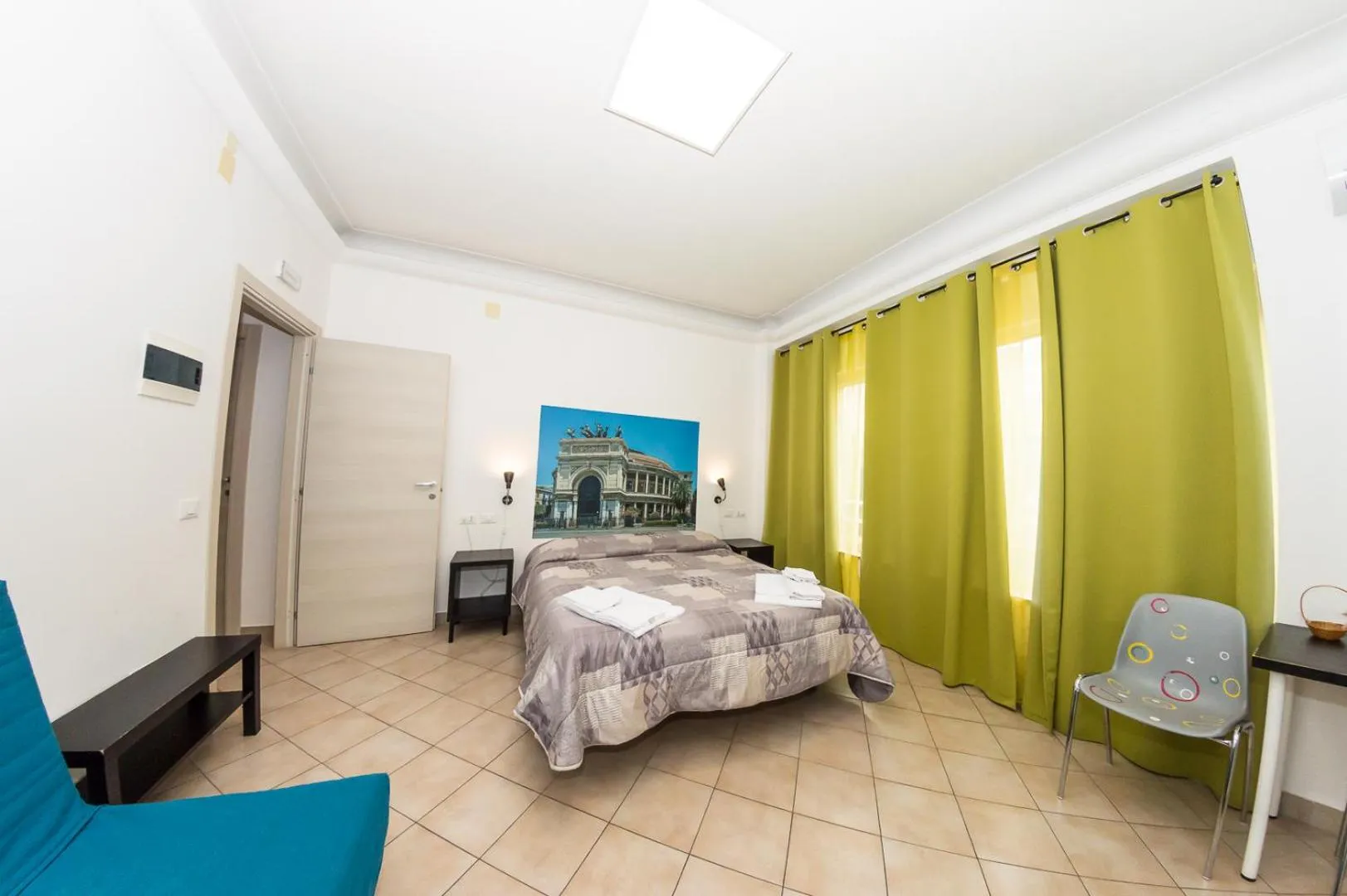 Photo of the whole room, Bed in B&B Into Palermo Rooms vicino al teatro Massimo