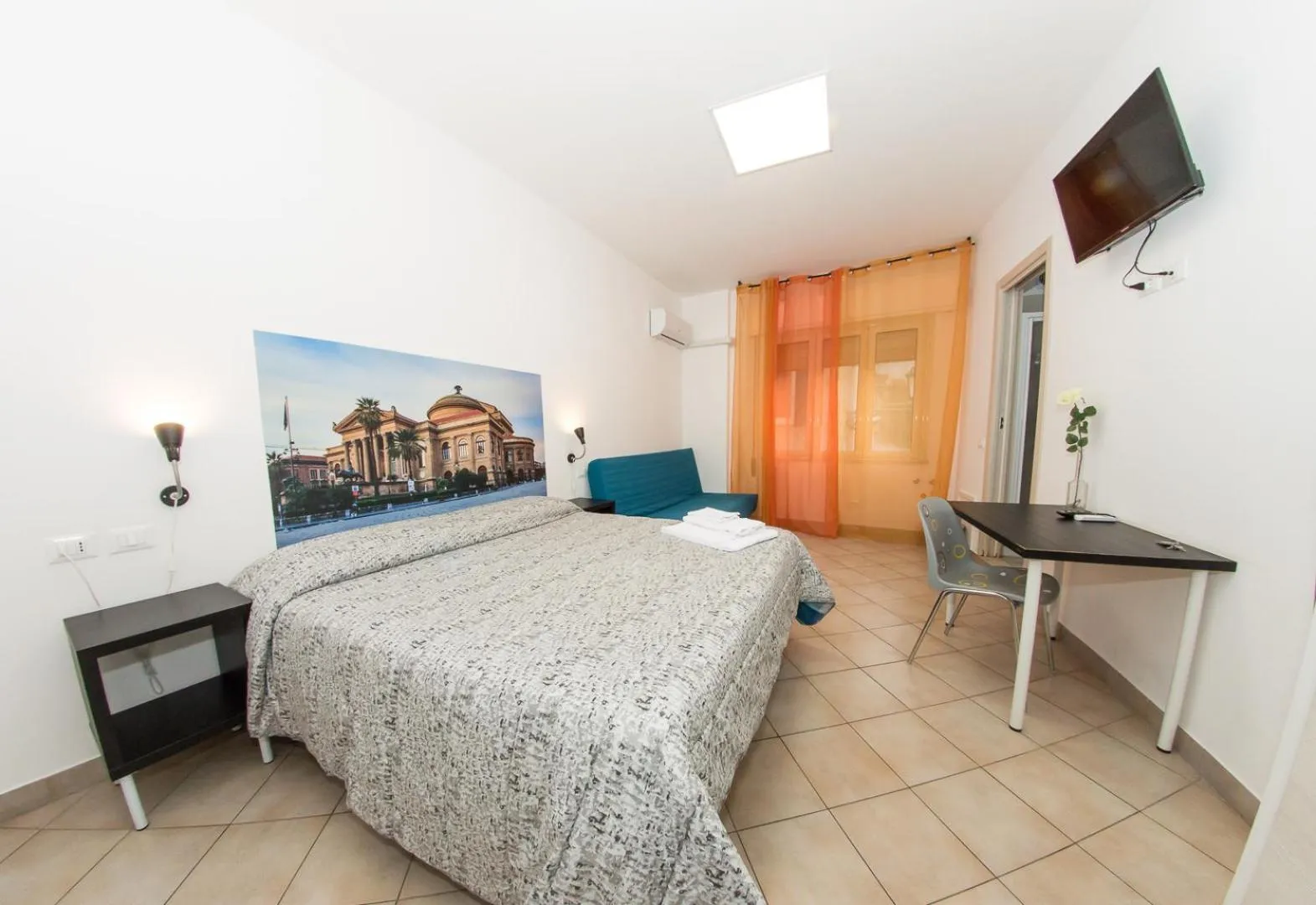 Photo of the whole room, Bed in B&B Into Palermo Rooms vicino al teatro Massimo