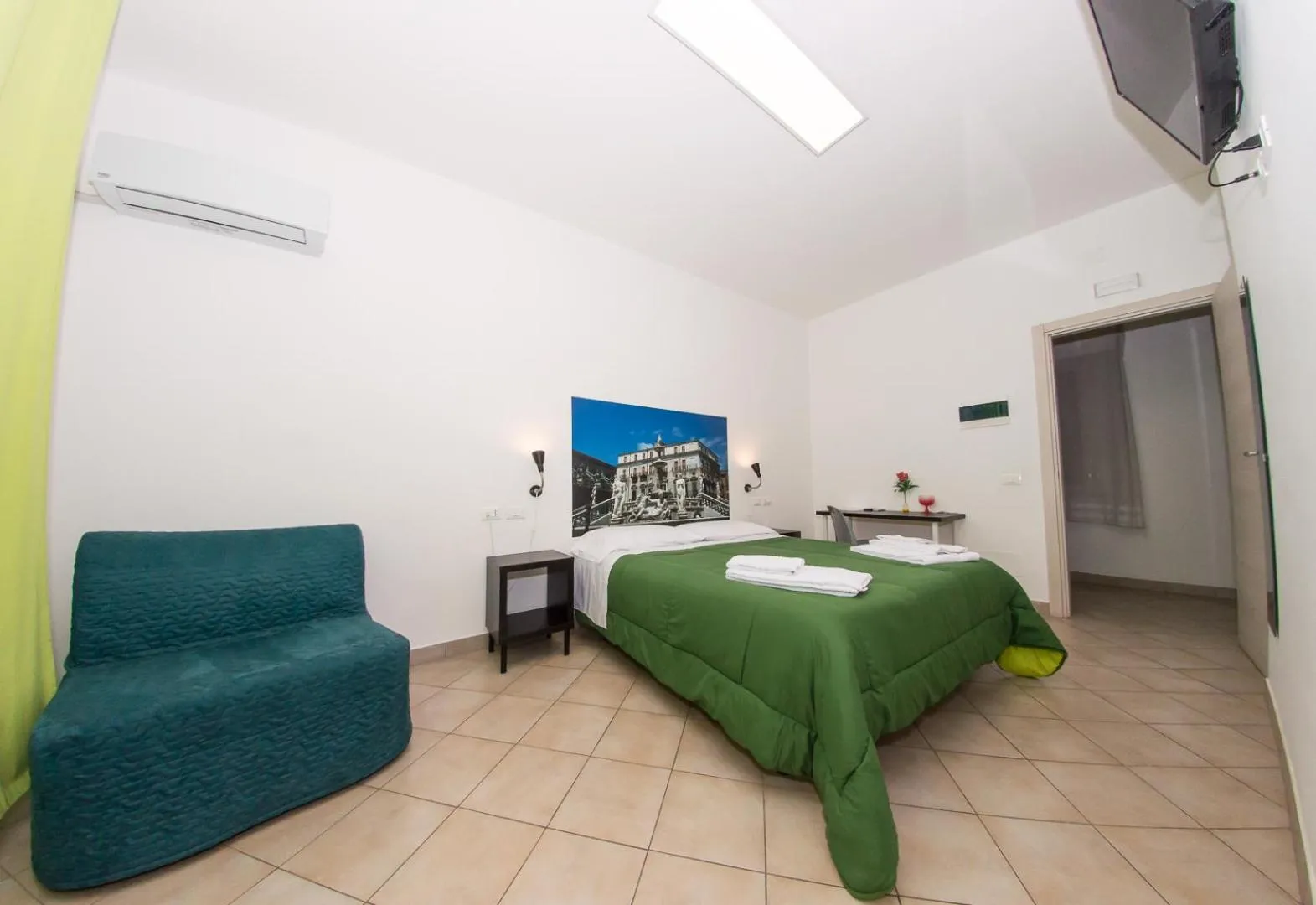 Photo of the whole room, Bed in B&B Into Palermo Rooms vicino al teatro Massimo